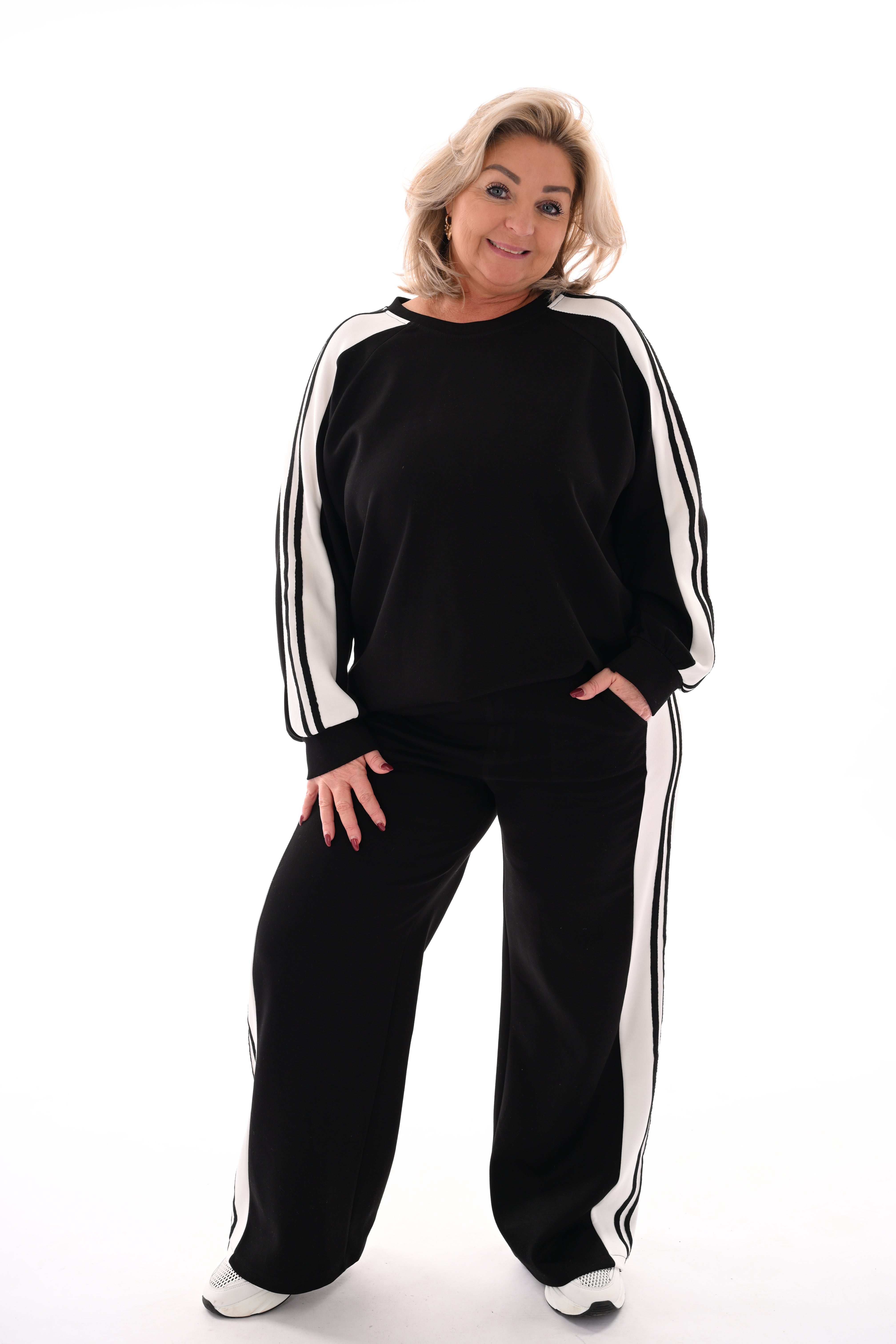 Tweedelig pak met bies zwart