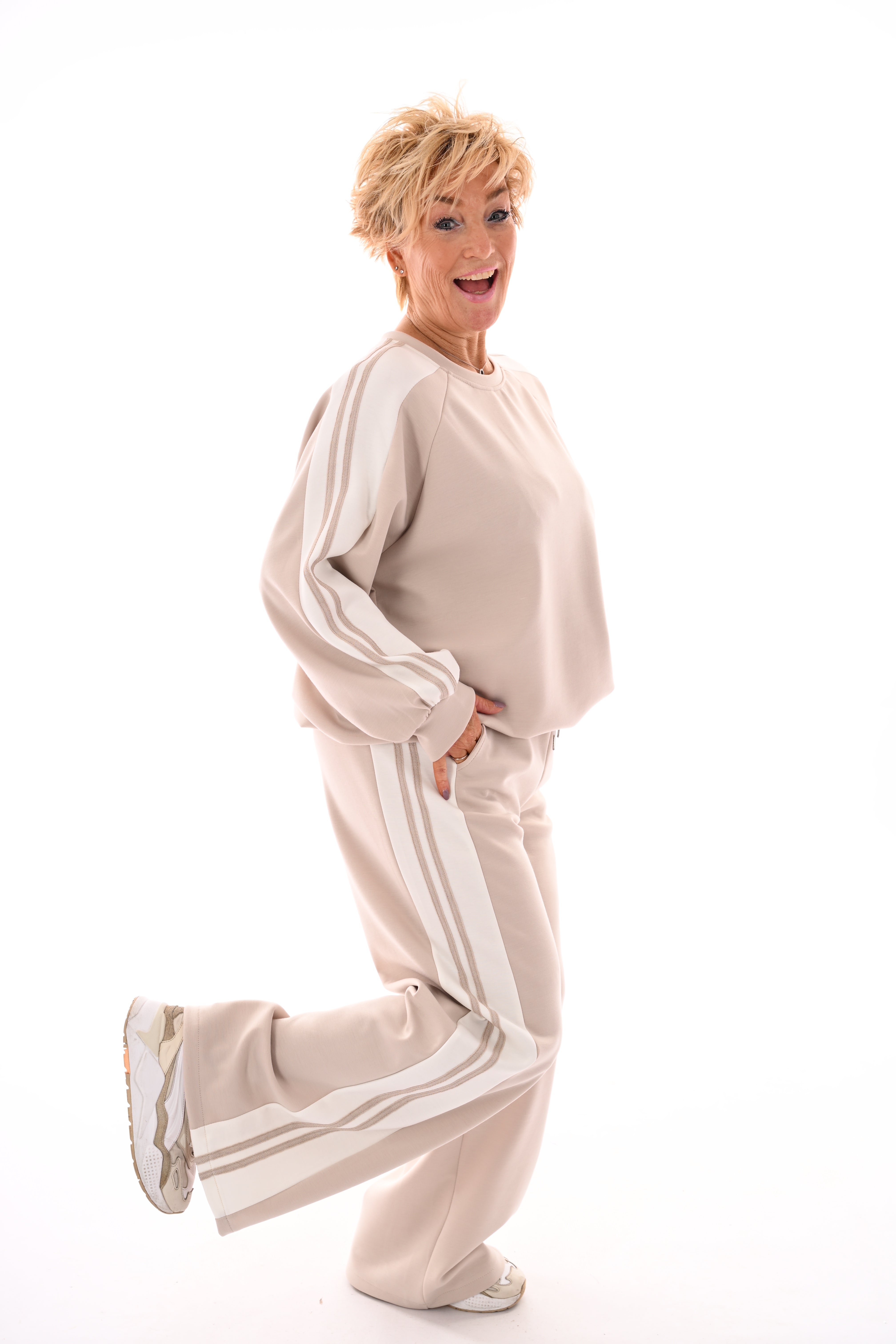 Tweedelig pak met bies beige