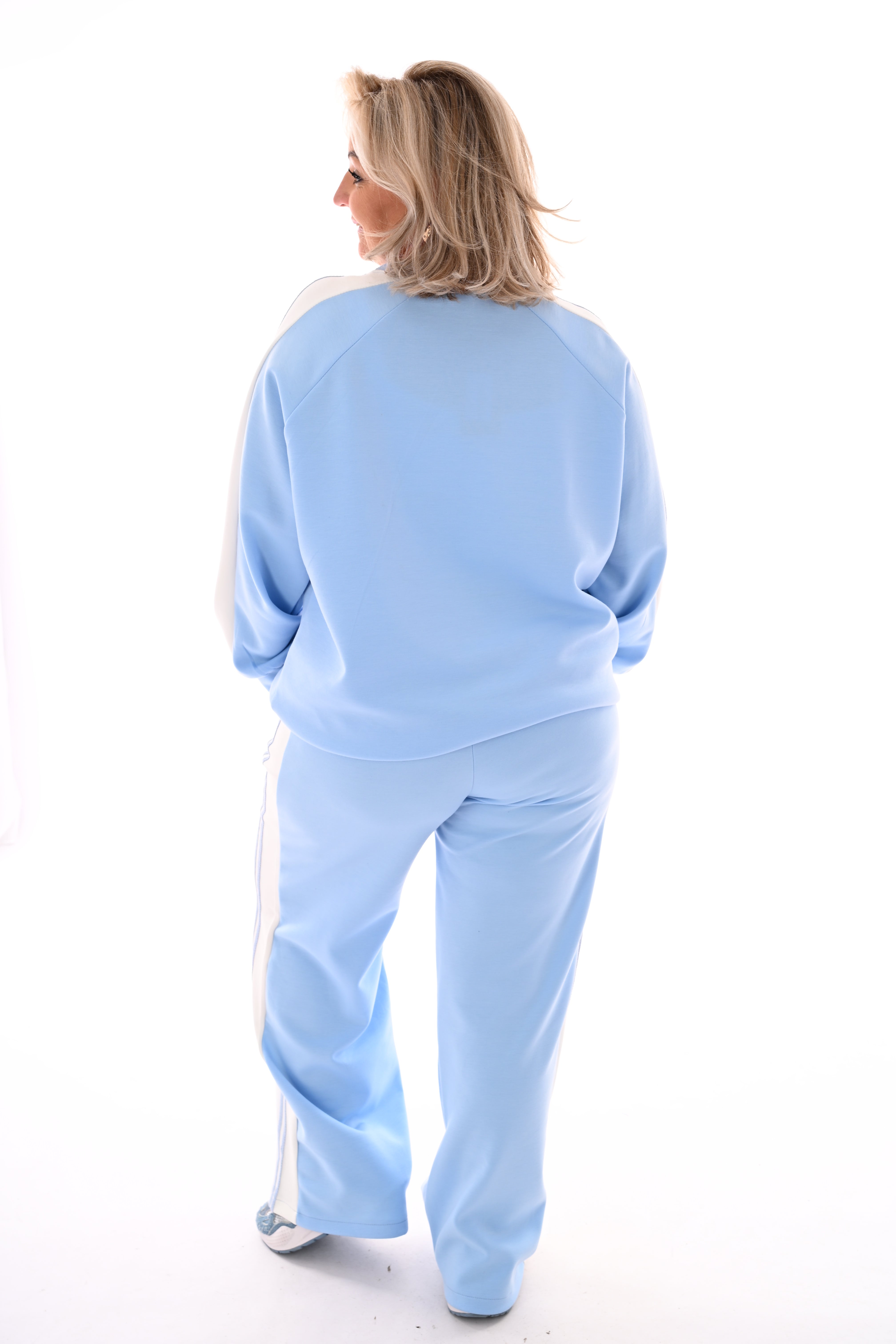 Tweedelig pak met bies lichtblauw