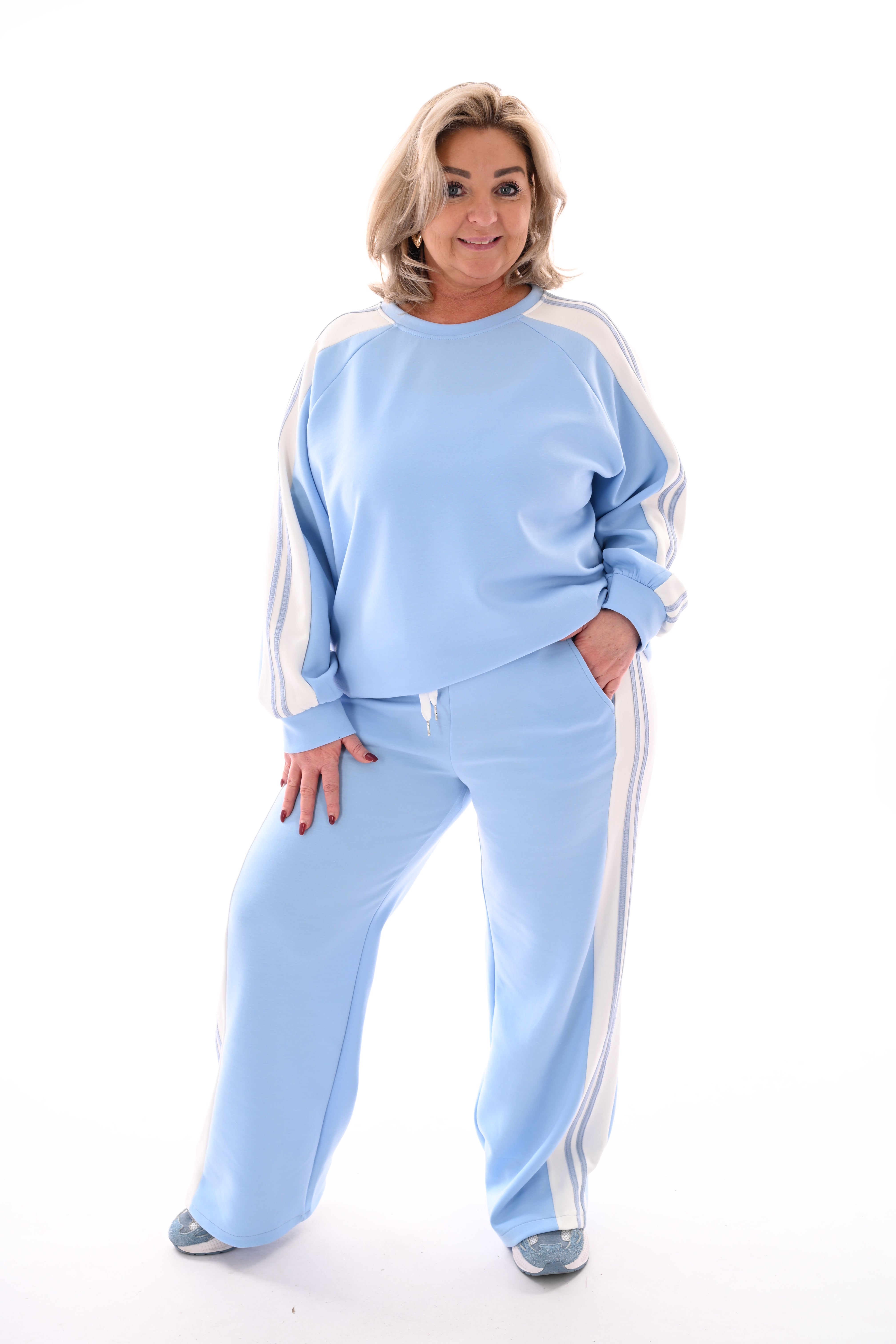 Tweedelig pak met bies lichtblauw