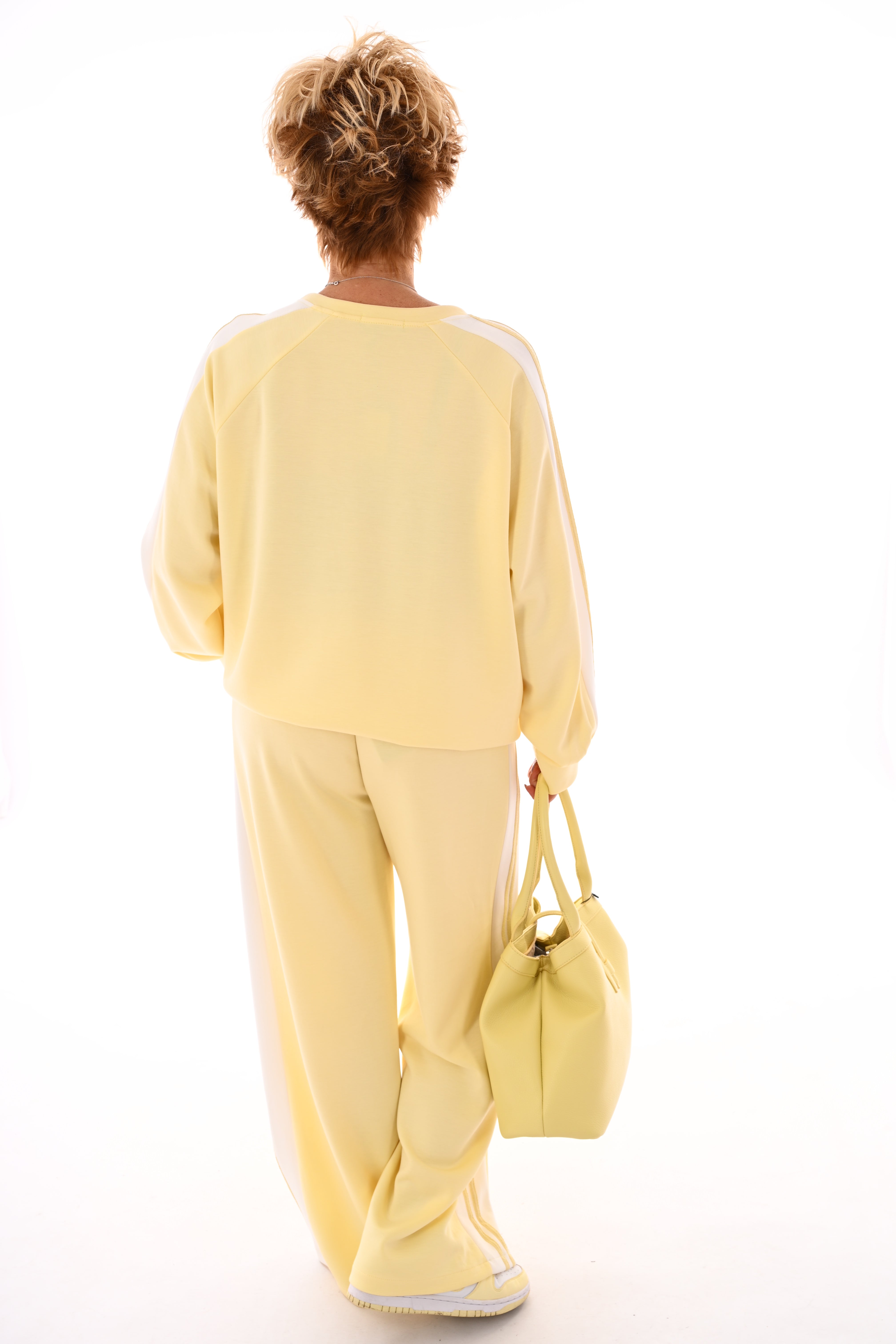 Tweedelig pak met bies botergeel