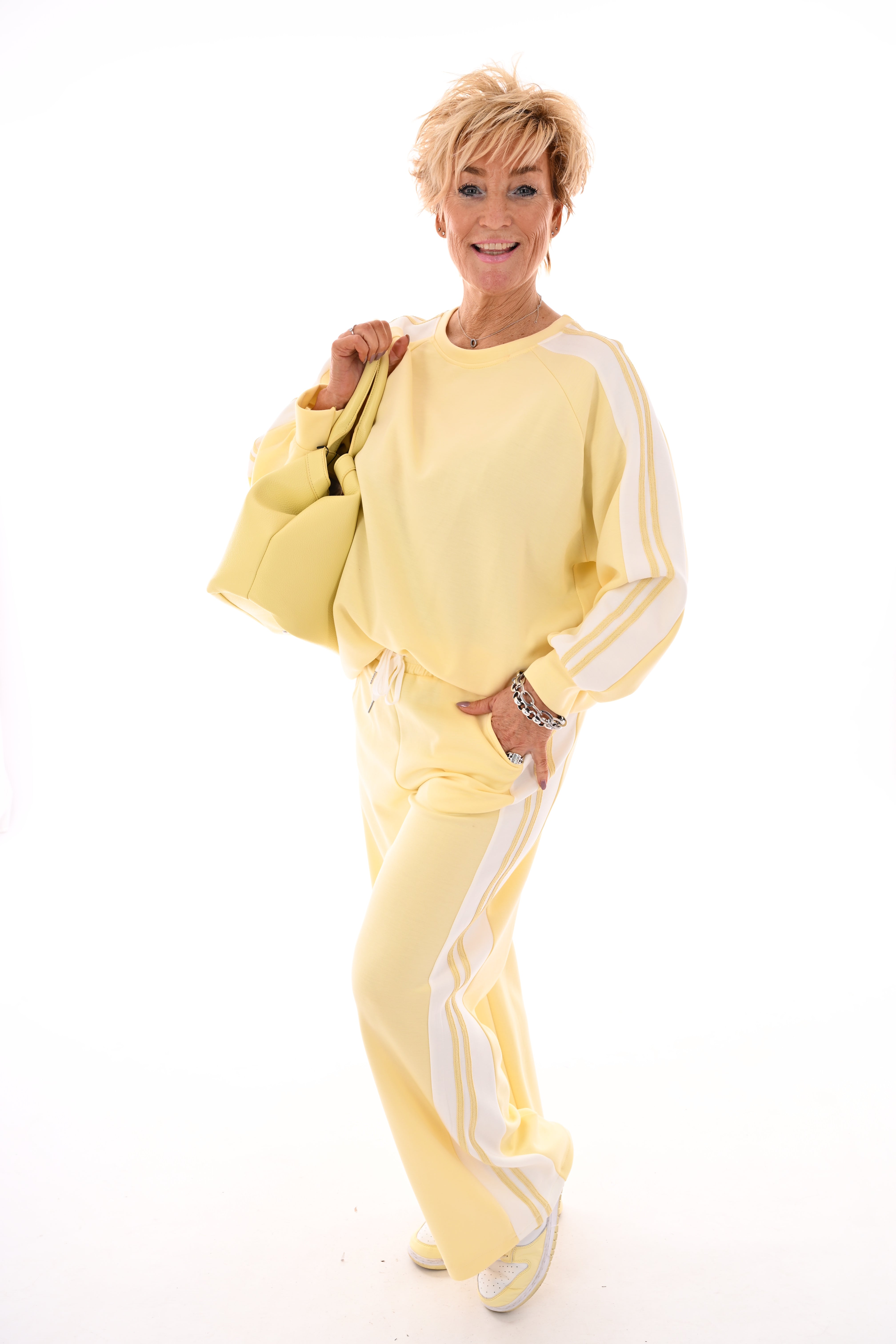 Tweedelig pak met bies botergeel