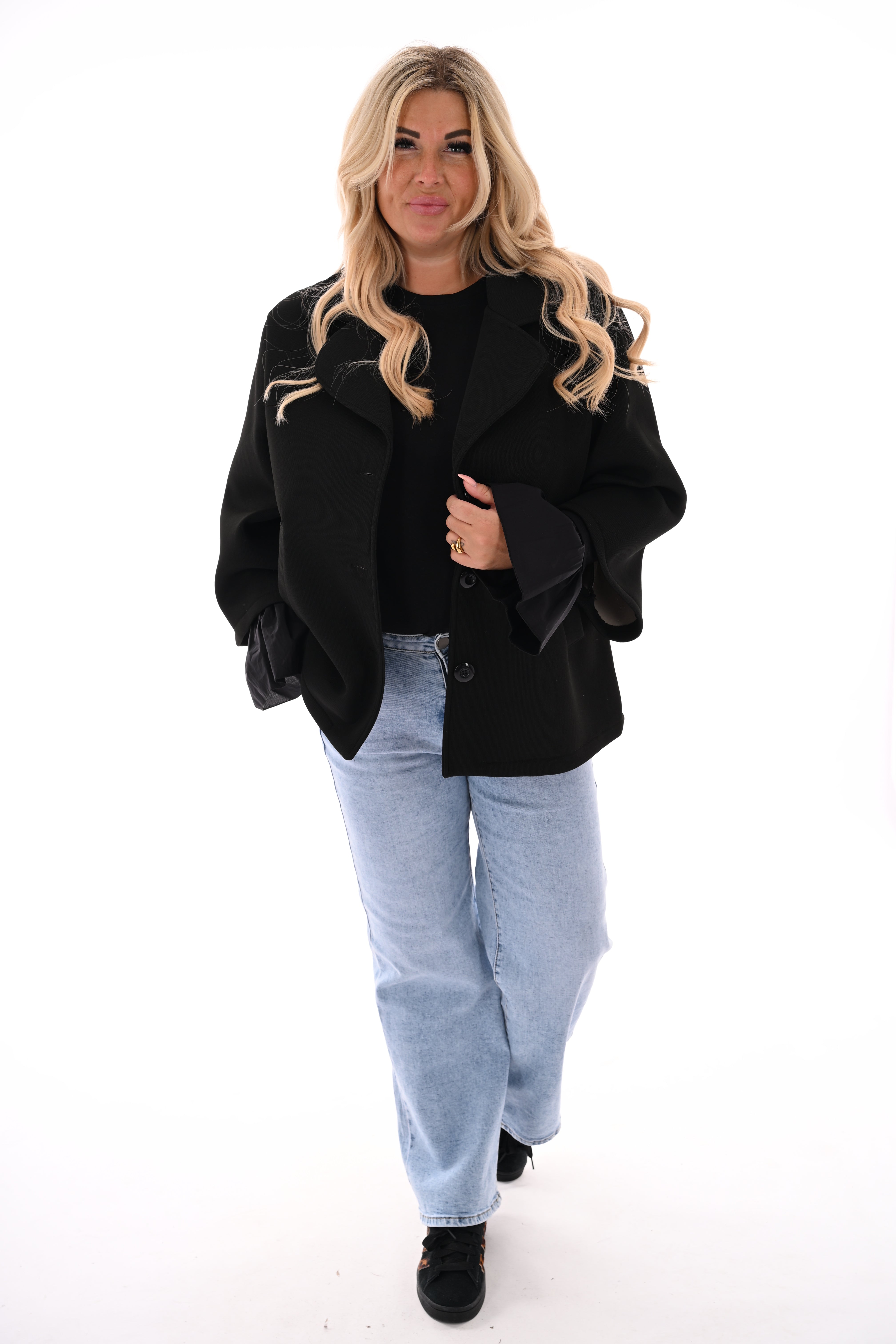 Kort jasje met kraag en knopen zwart