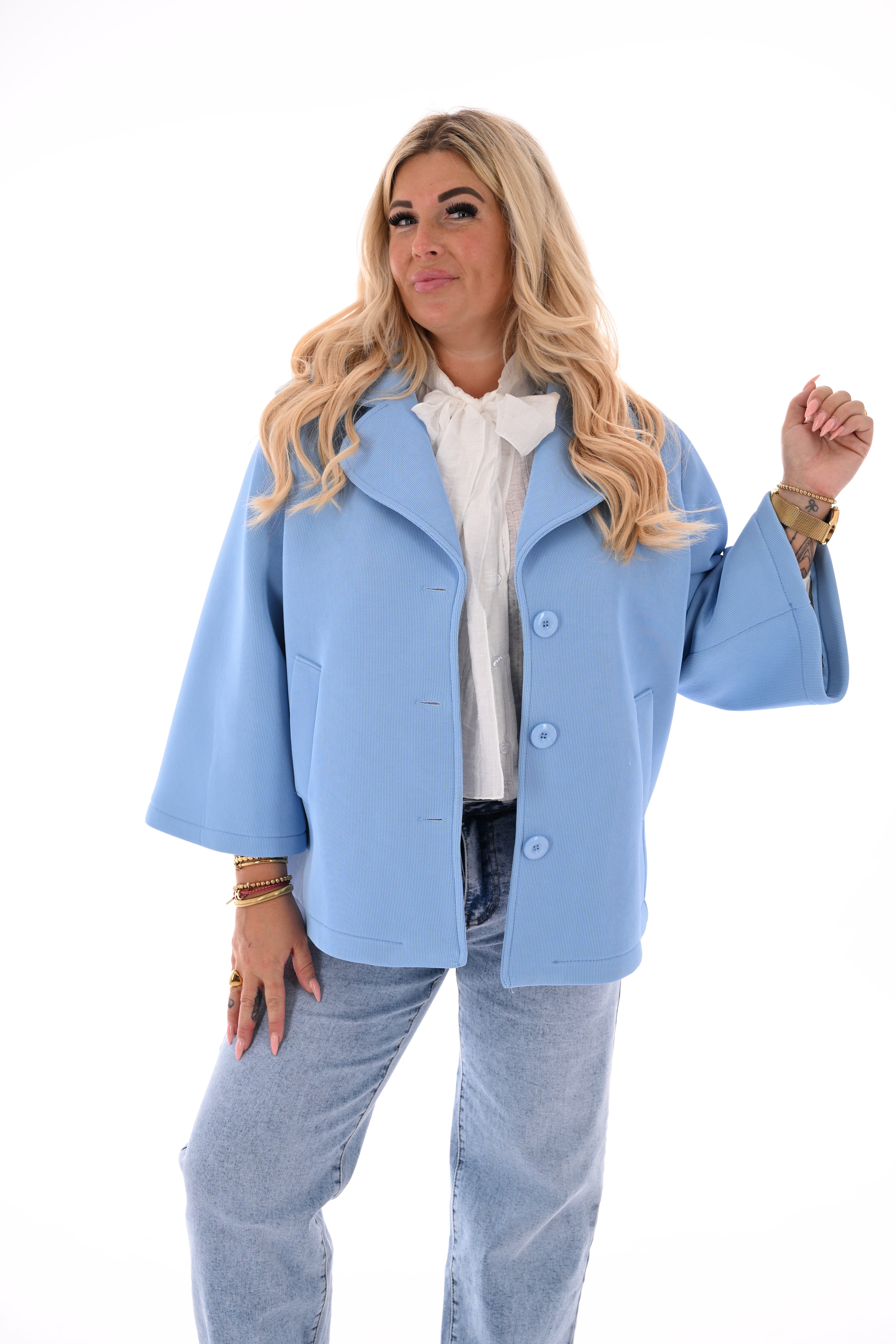 Kort jasje met kraag en knopen lichtblauw