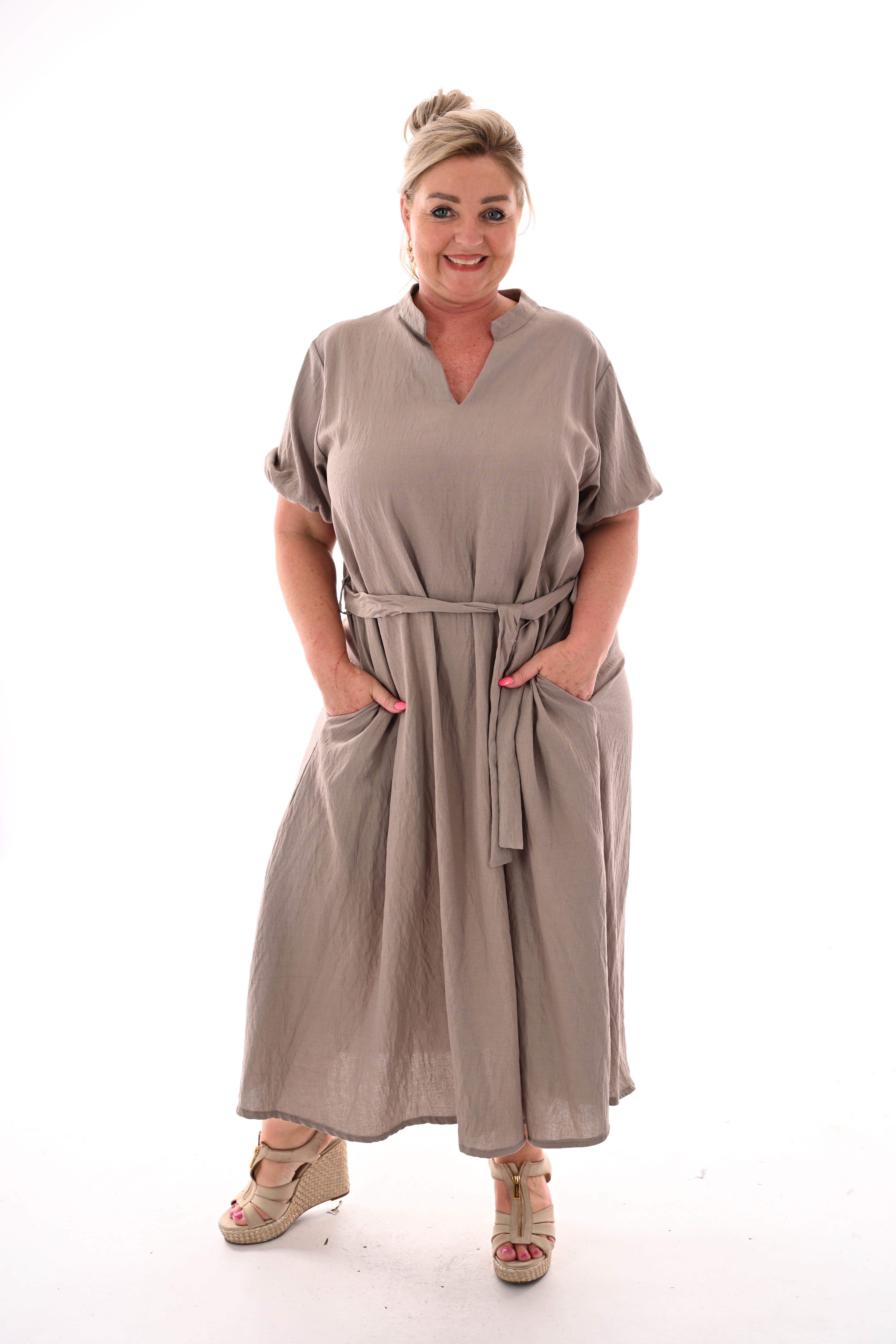 Lange jurk korte pofmouwen met ceintuur taupe