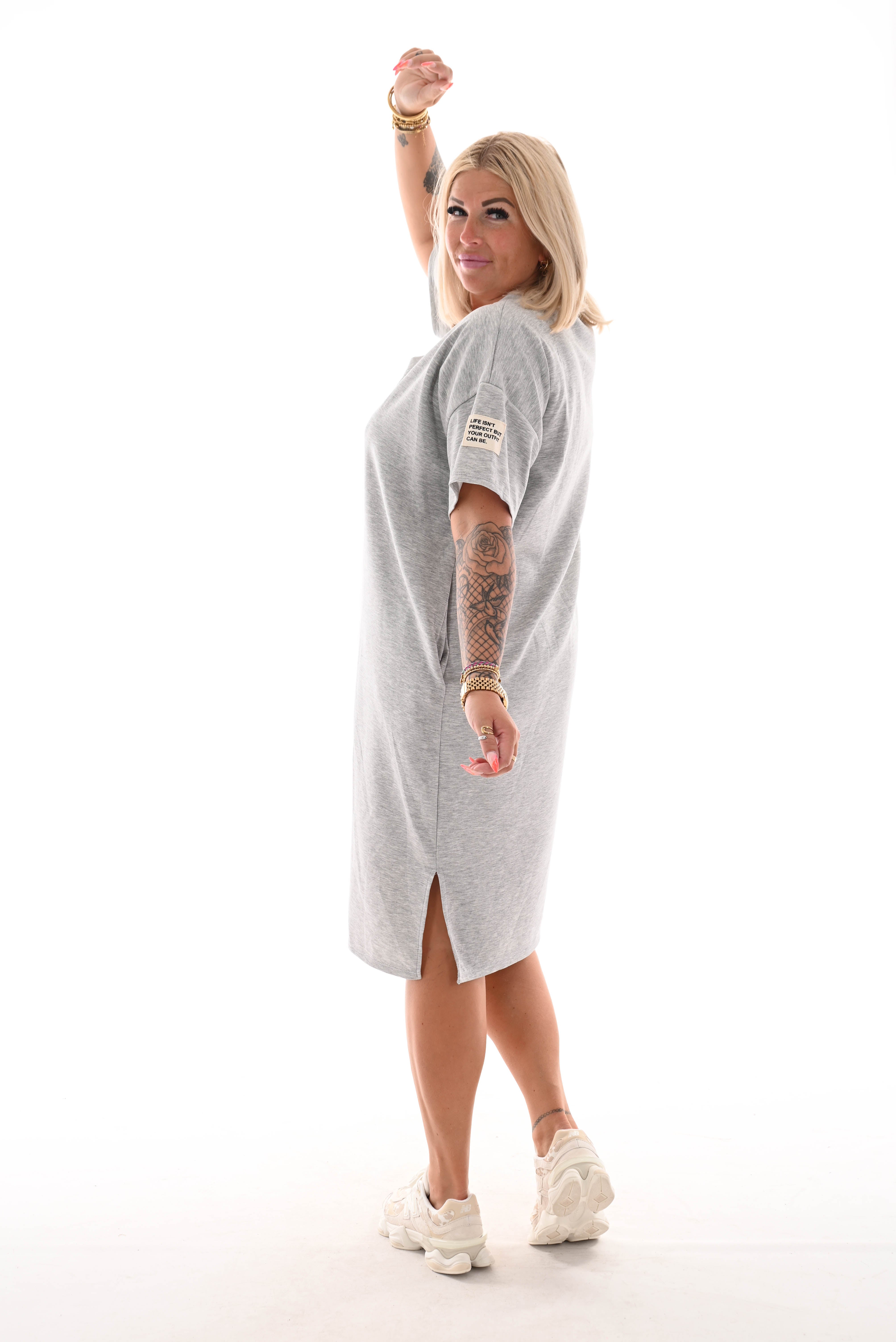 Sweaterdress v-hals korte mouwen applicatie grijs