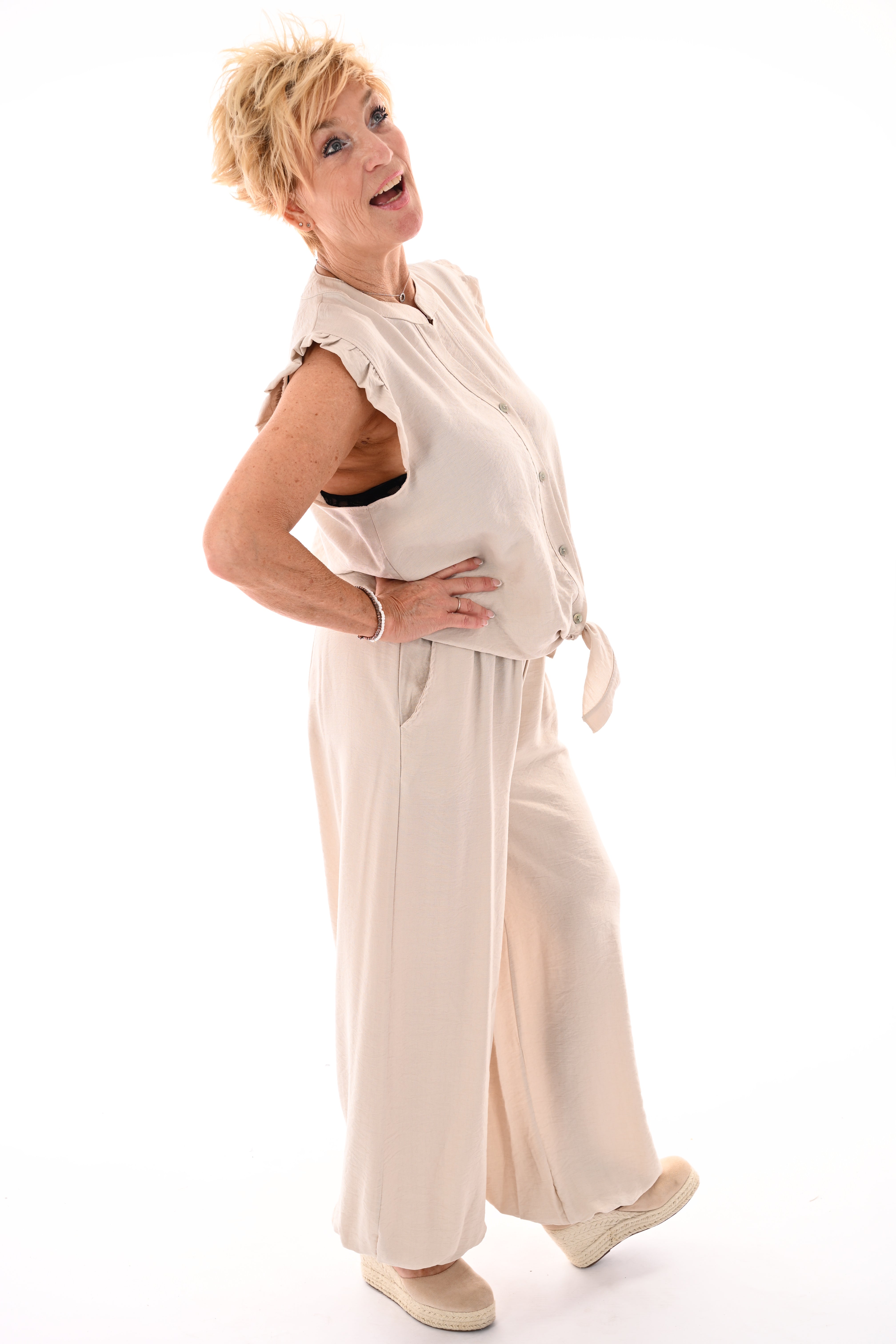 Tweedelig set mouwloos met knoop beige