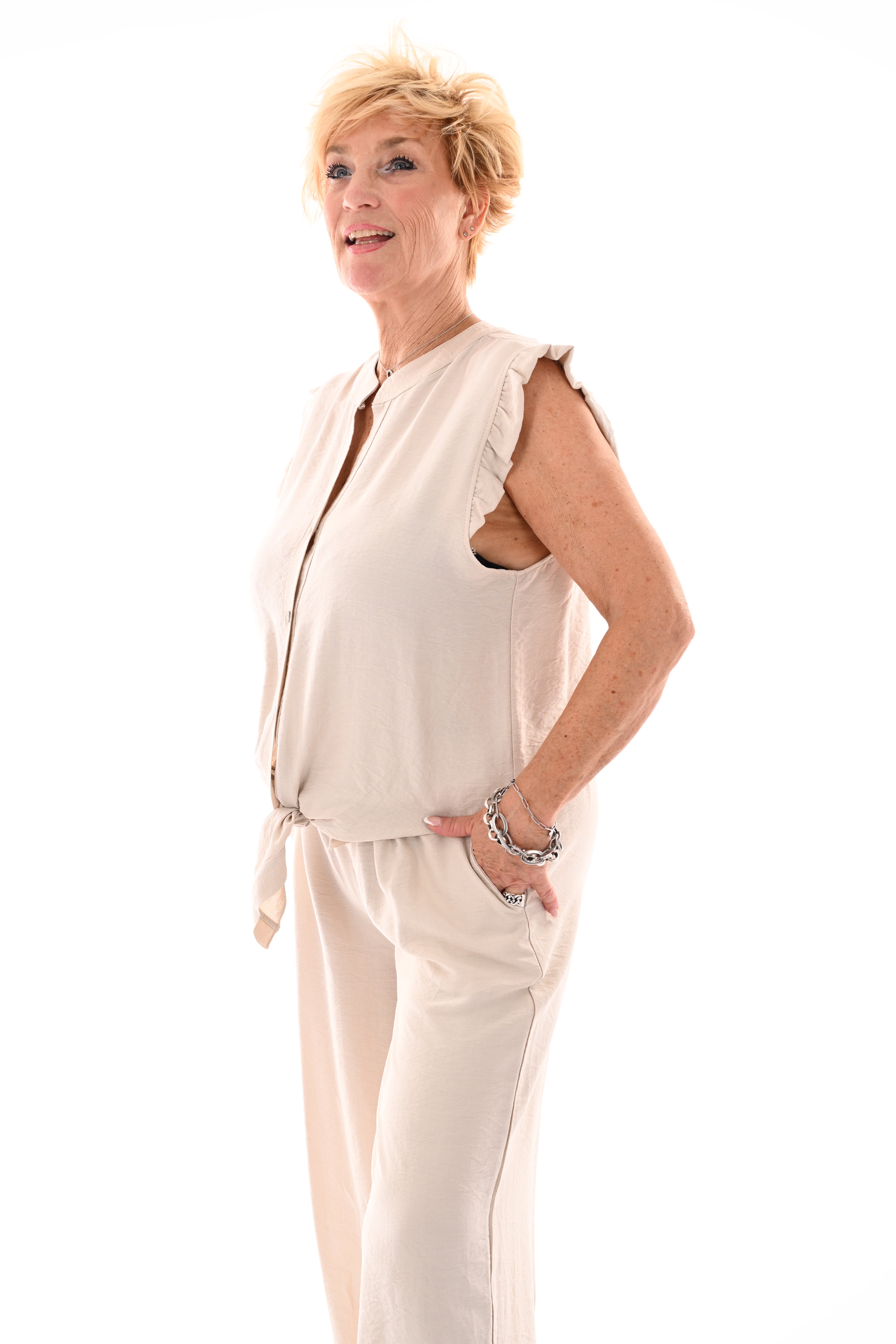 Tweedelig set mouwloos met knoop beige