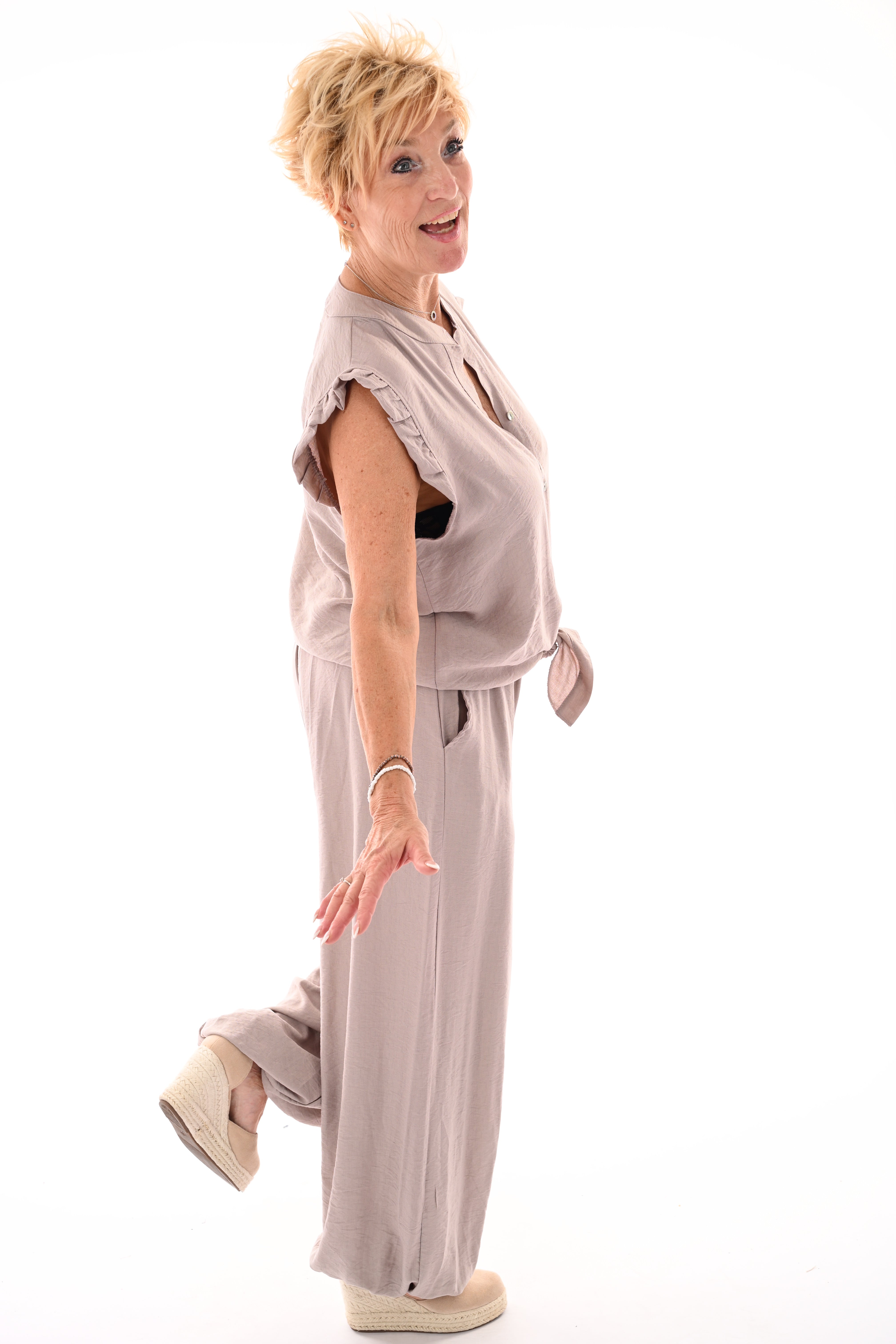 Tweedelig set mouwloos met knoop taupe