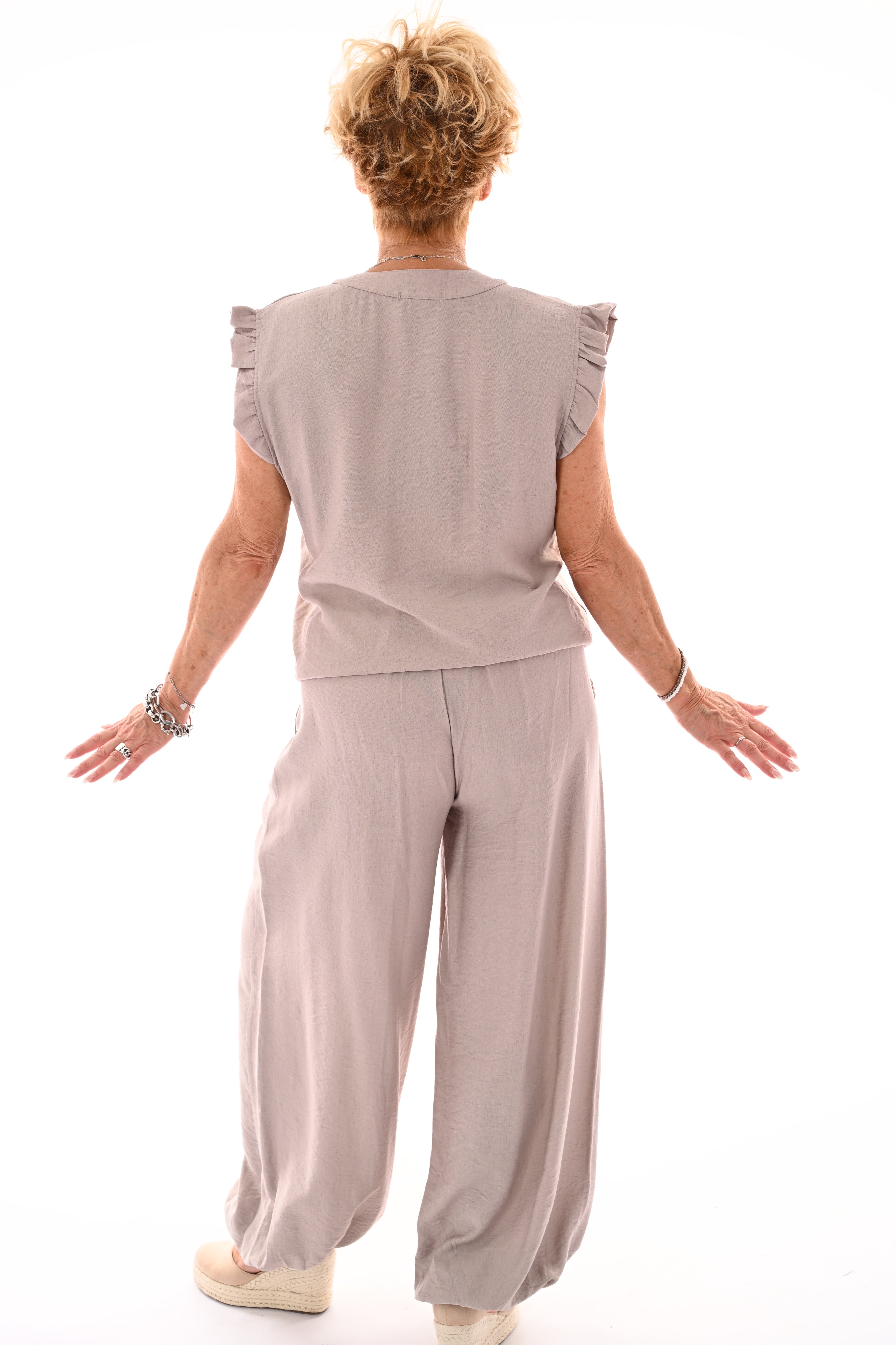 Tweedelig set mouwloos met knoop taupe