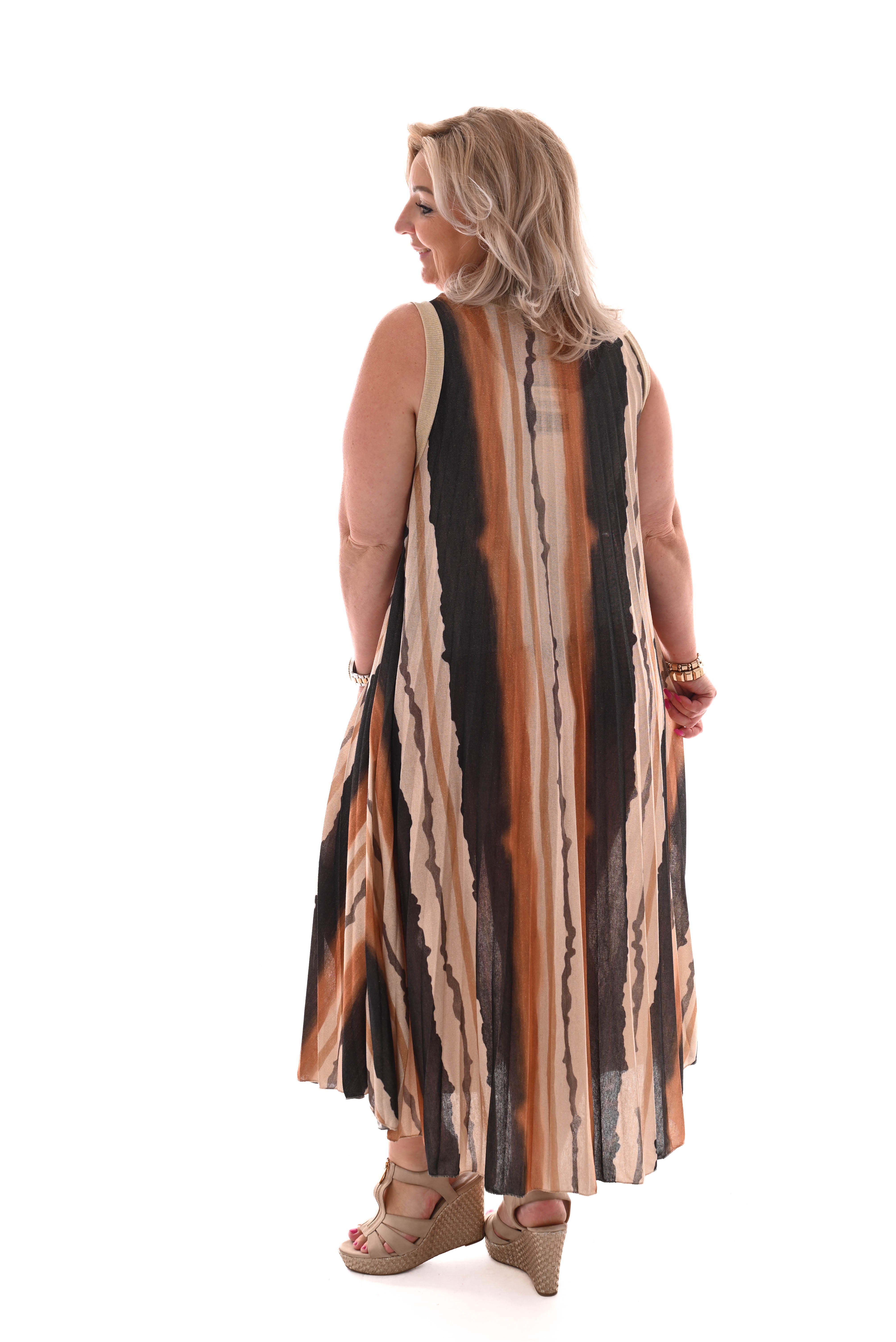 Mouwloze jurk plisse ronde hals strepen zwart/camel