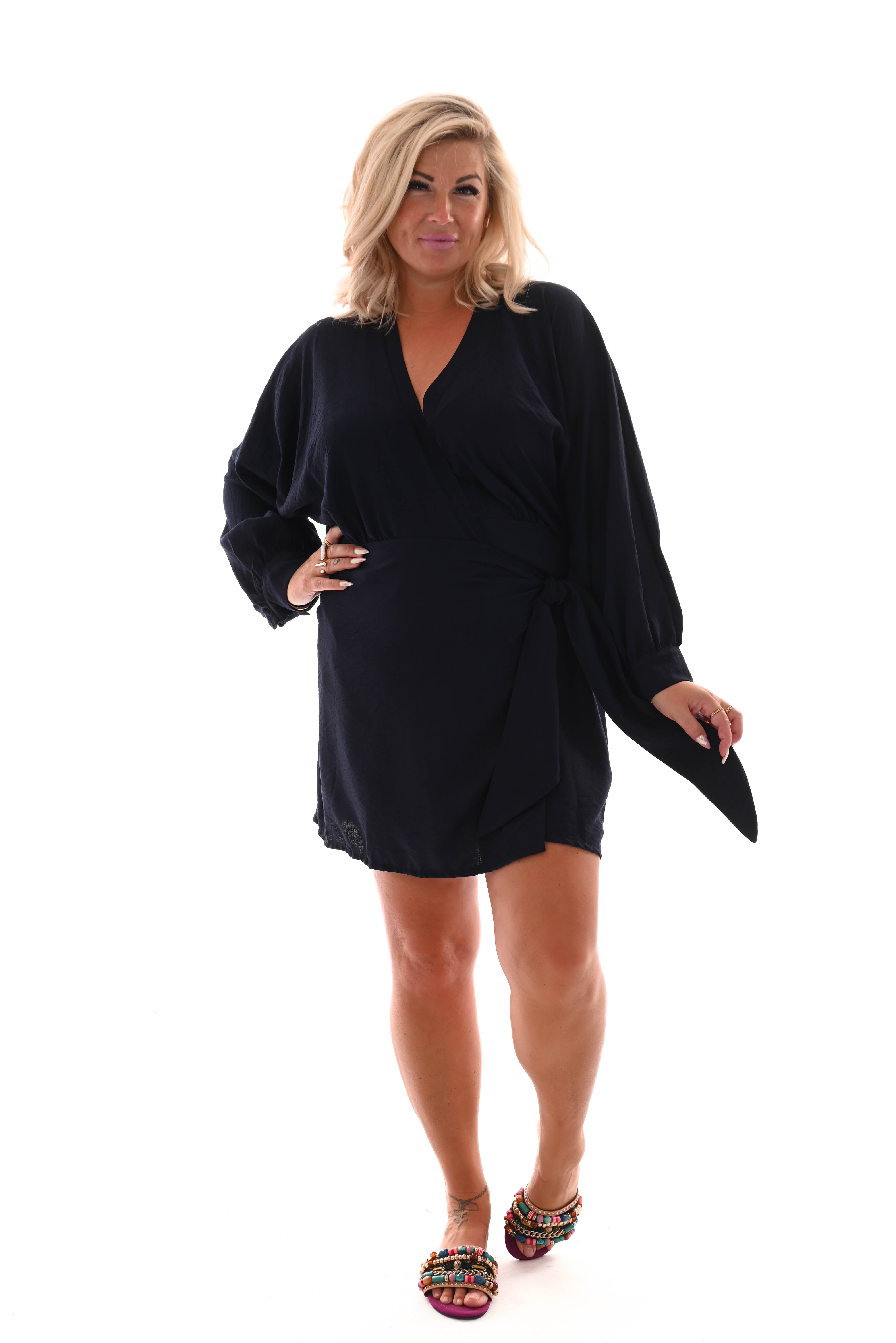 Jurk met overslag en knoop uni marineblauw