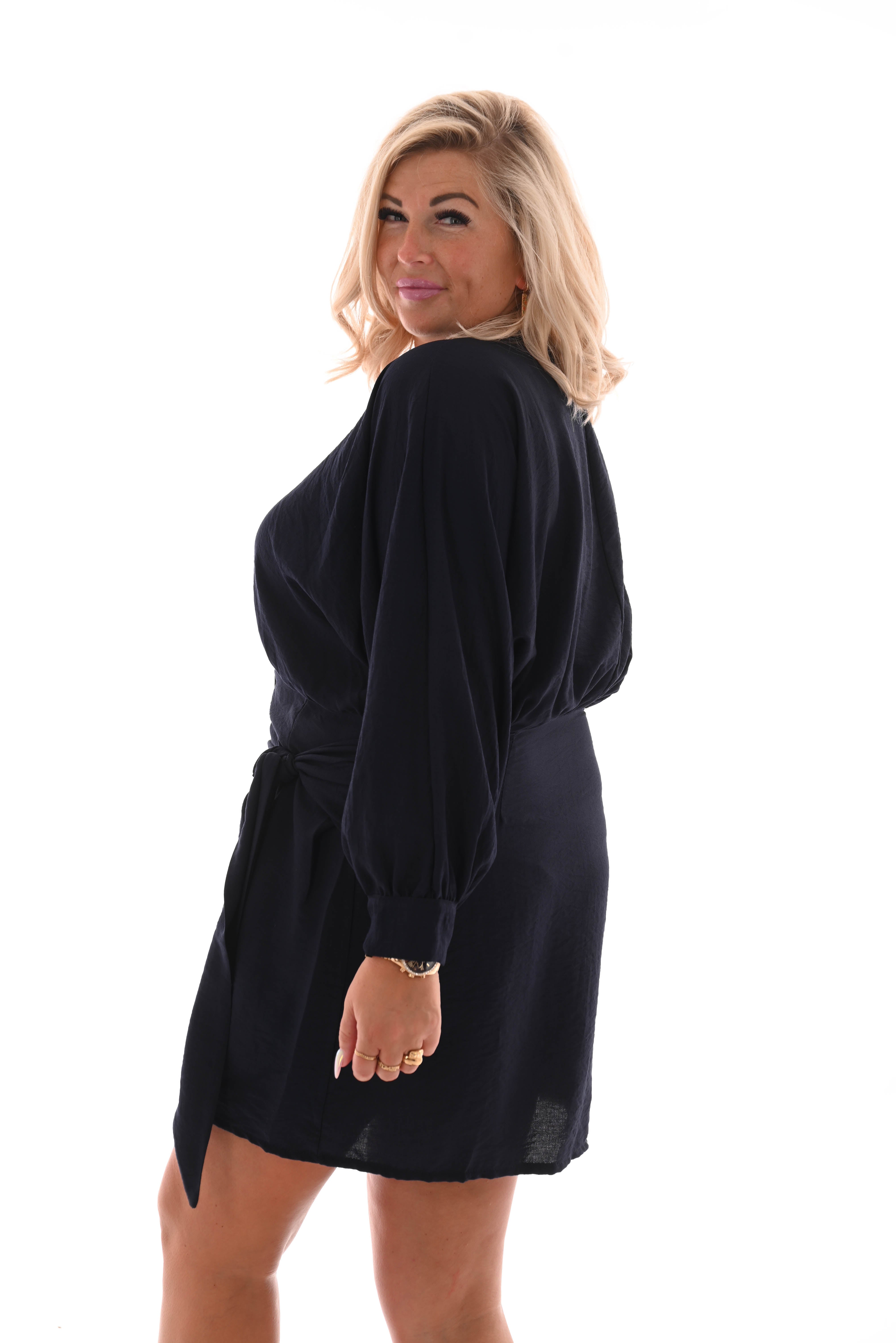 Jurk met overslag en knoop uni marineblauw