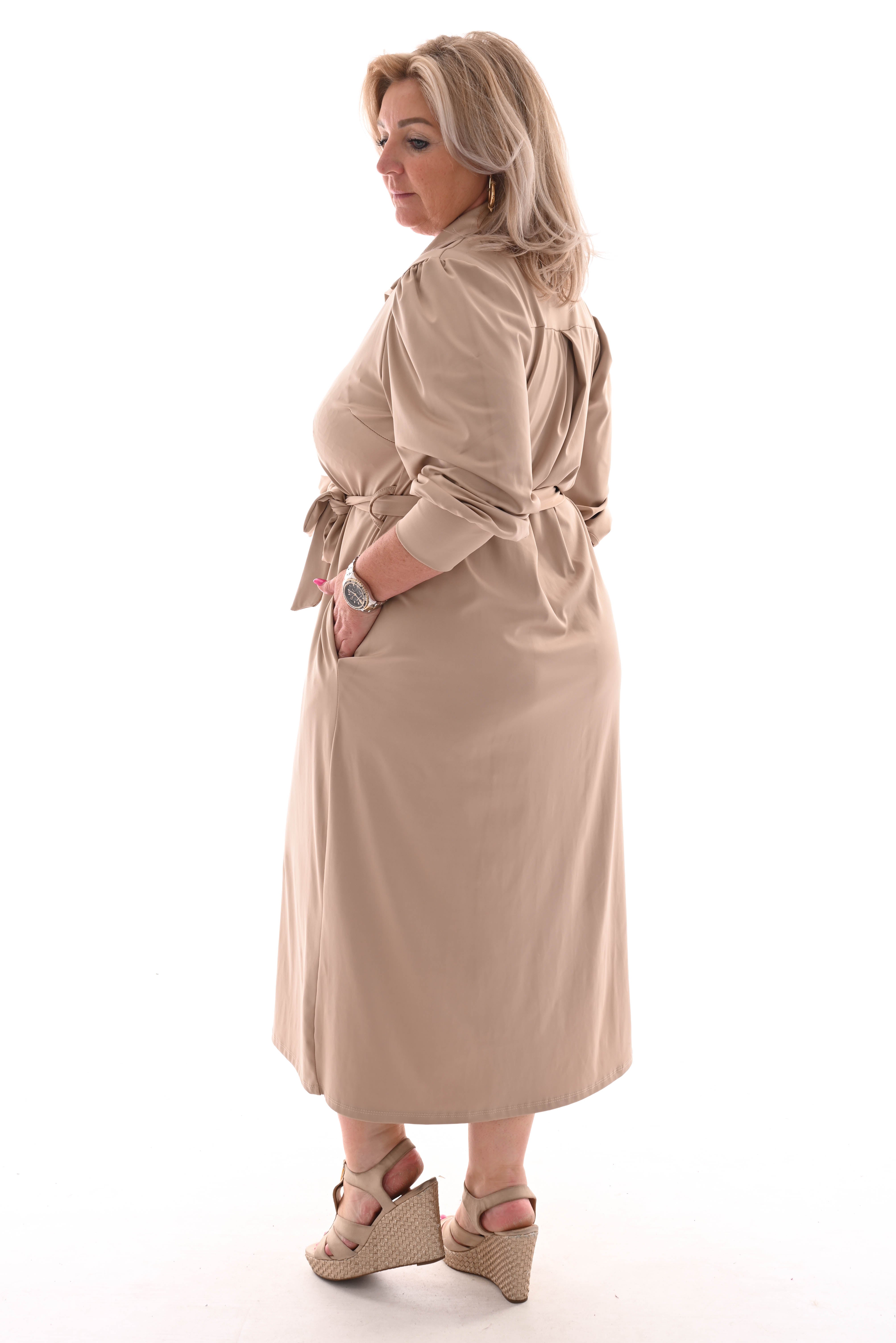 Lange travel jurk doorknoop met ceintuur beige