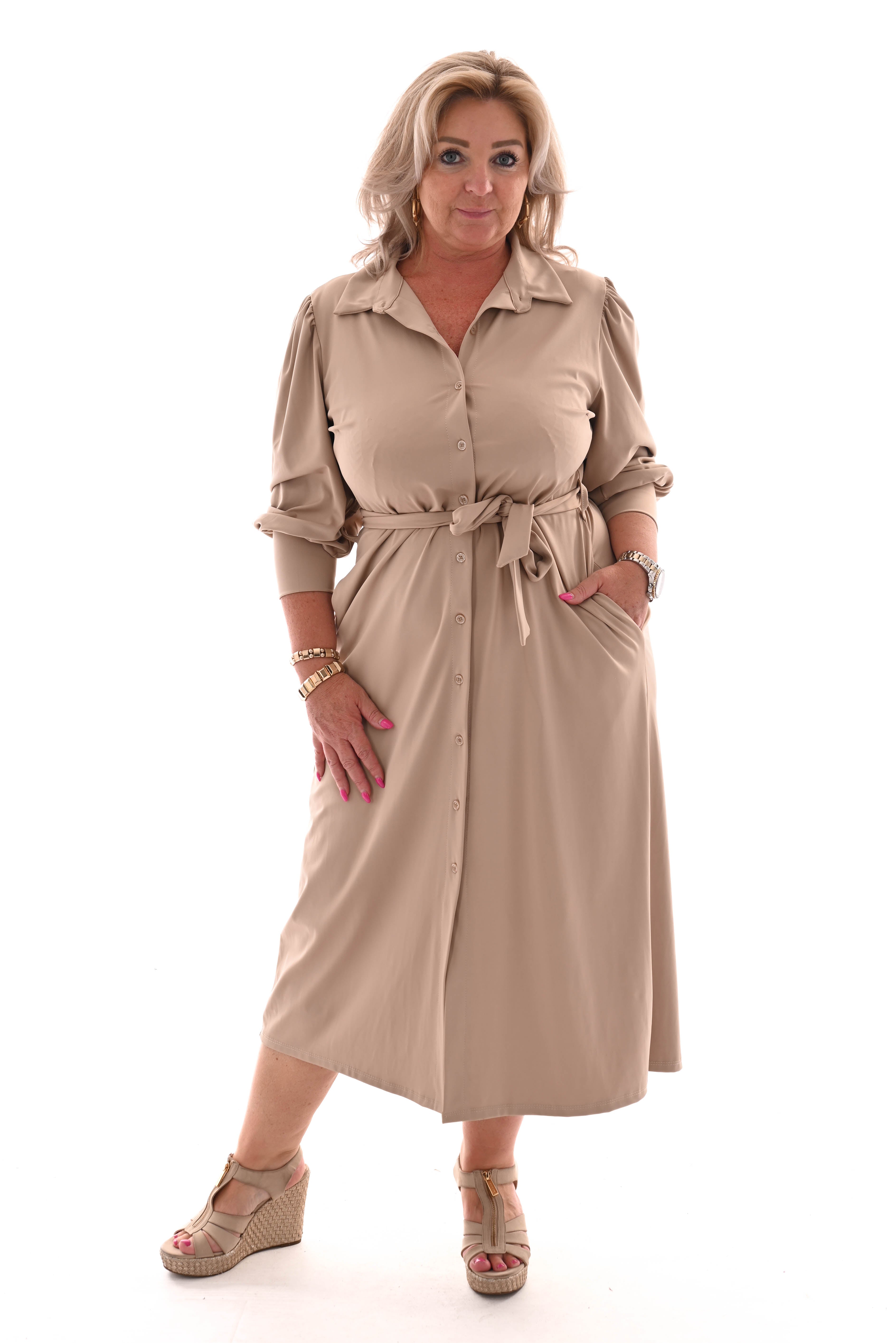 Lange travel jurk doorknoop met ceintuur beige