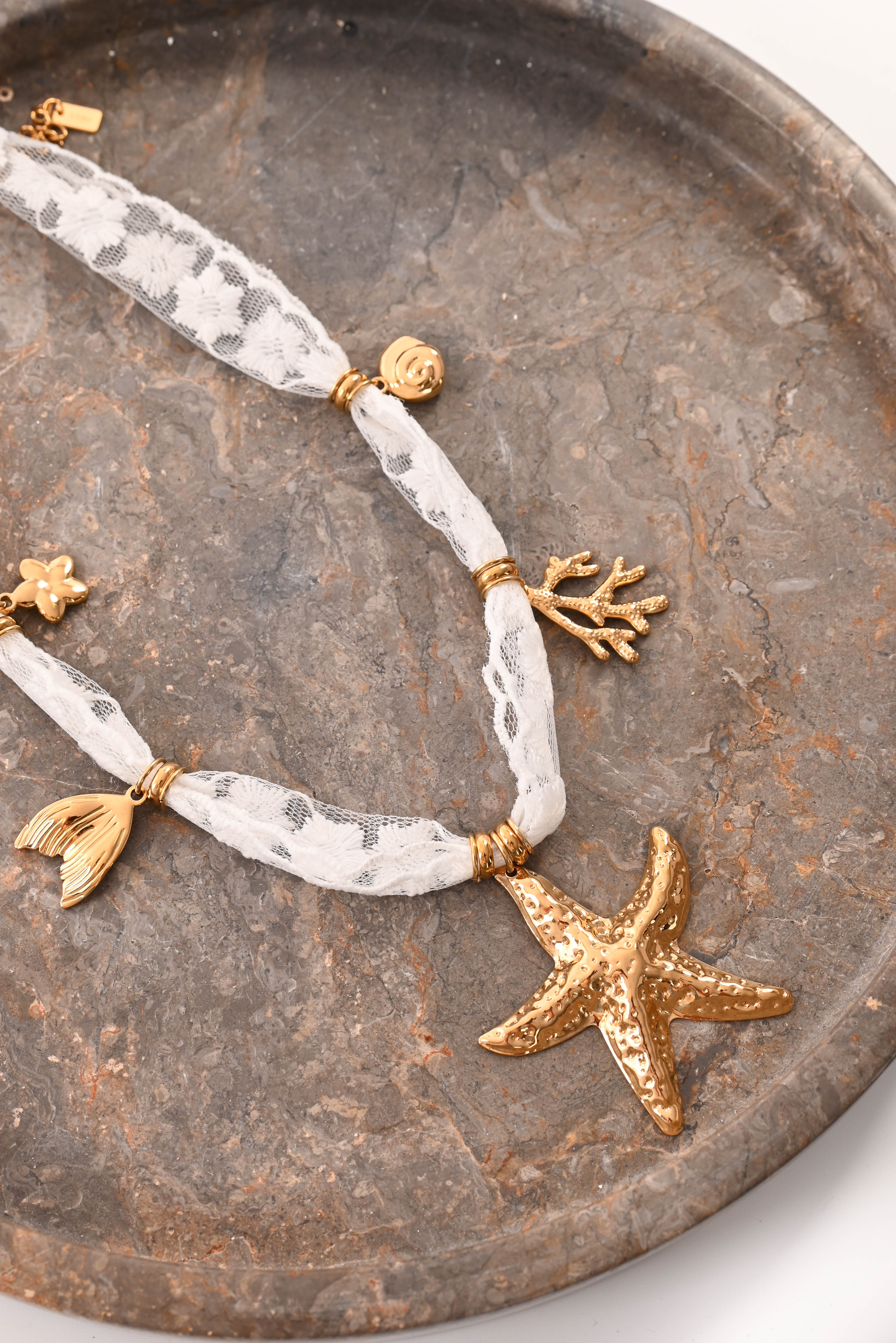 Ketting kant zeester en schelpen goud