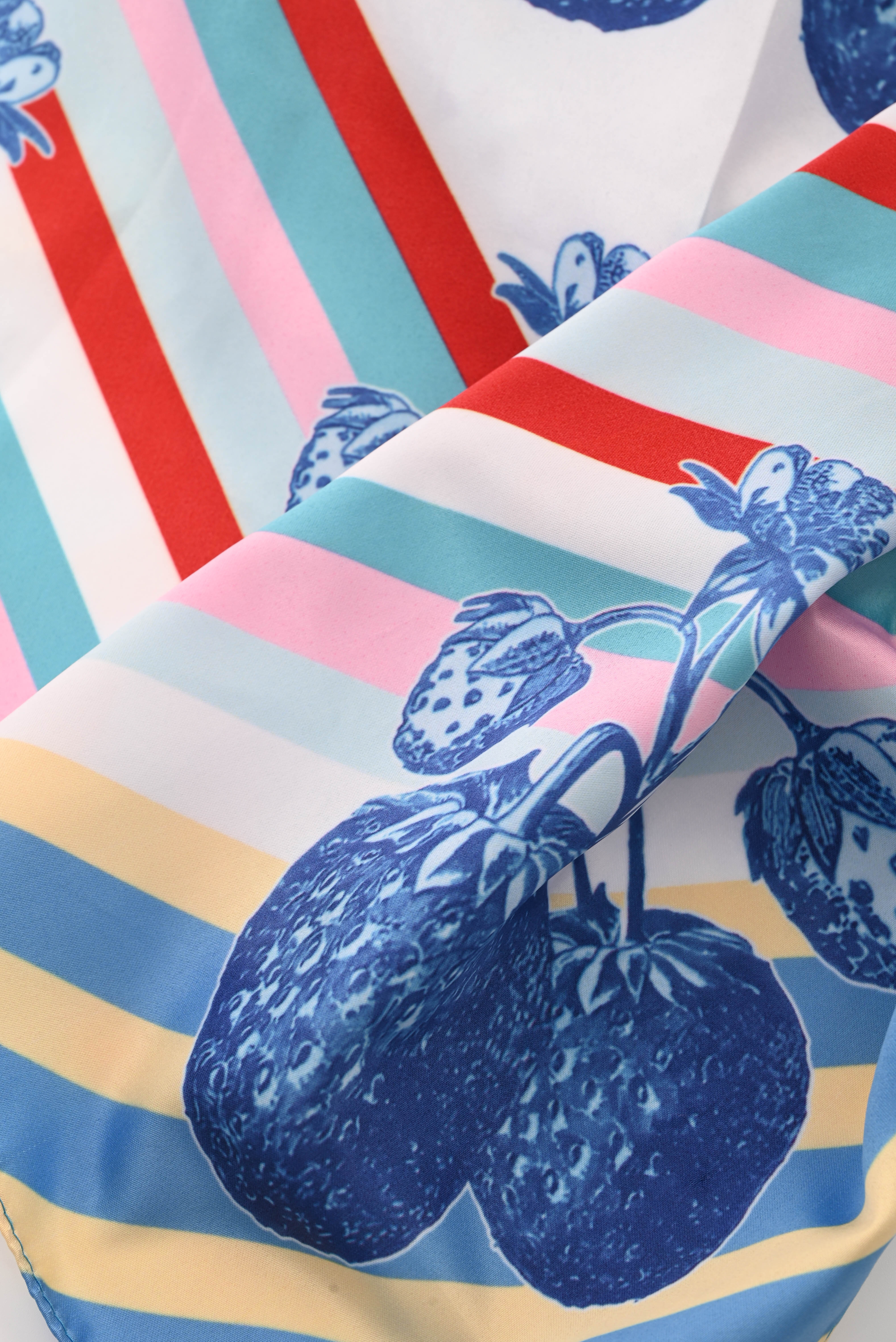 Kort sjaaltje aardbeien blauw