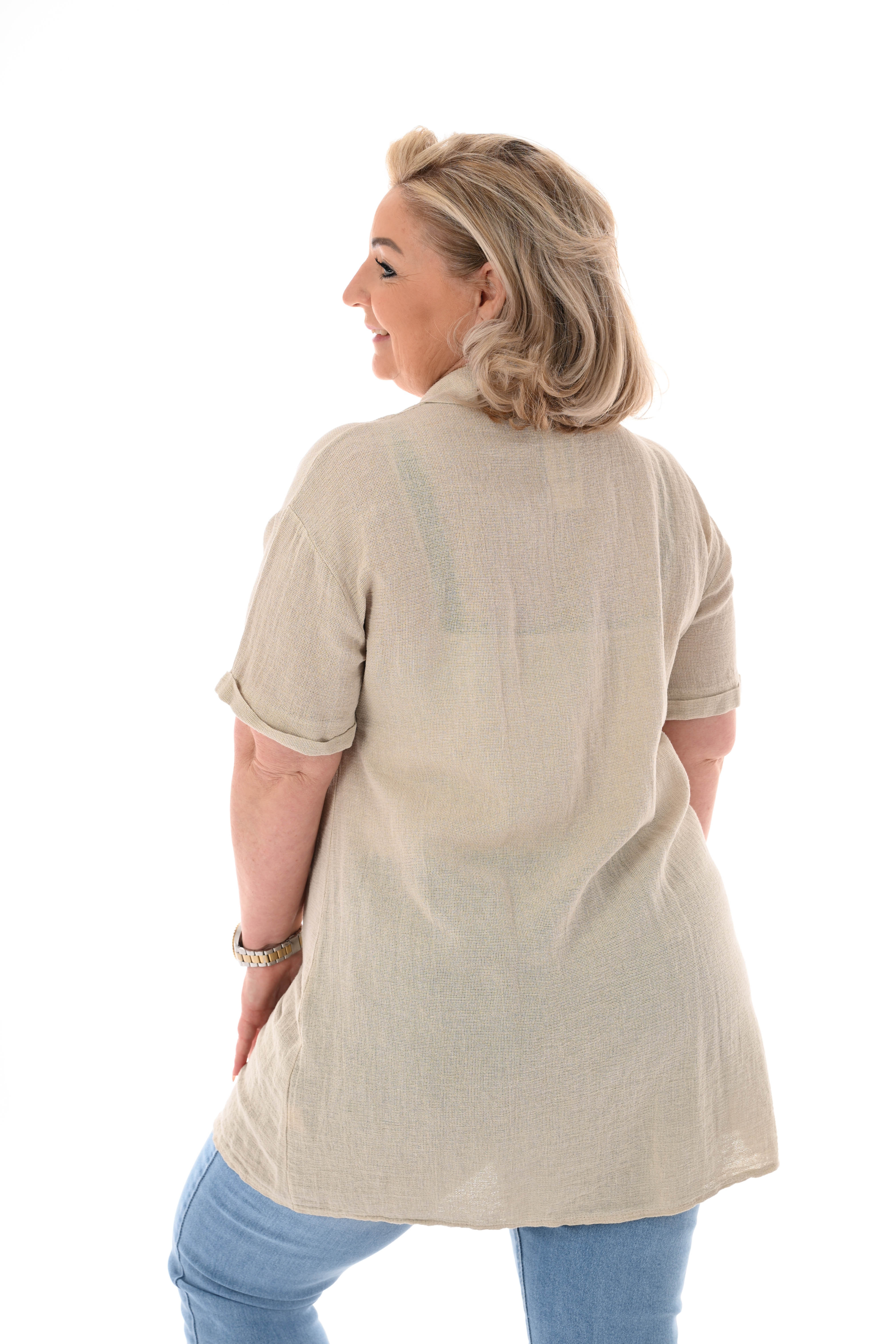 Lange doorknoop blouse korte mouwen uni beige