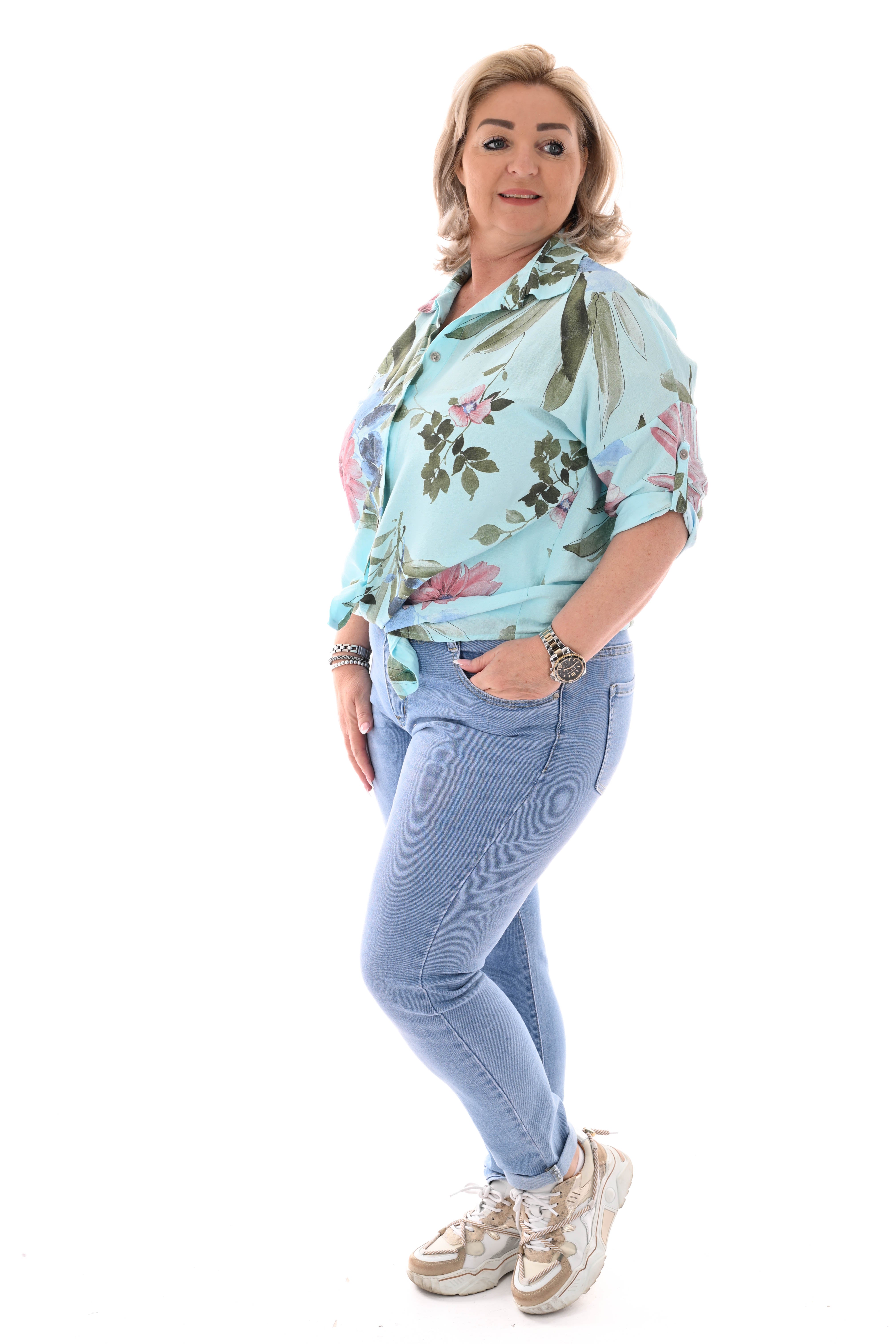 Bloemen blouse ophaalmouwen lichtblauw