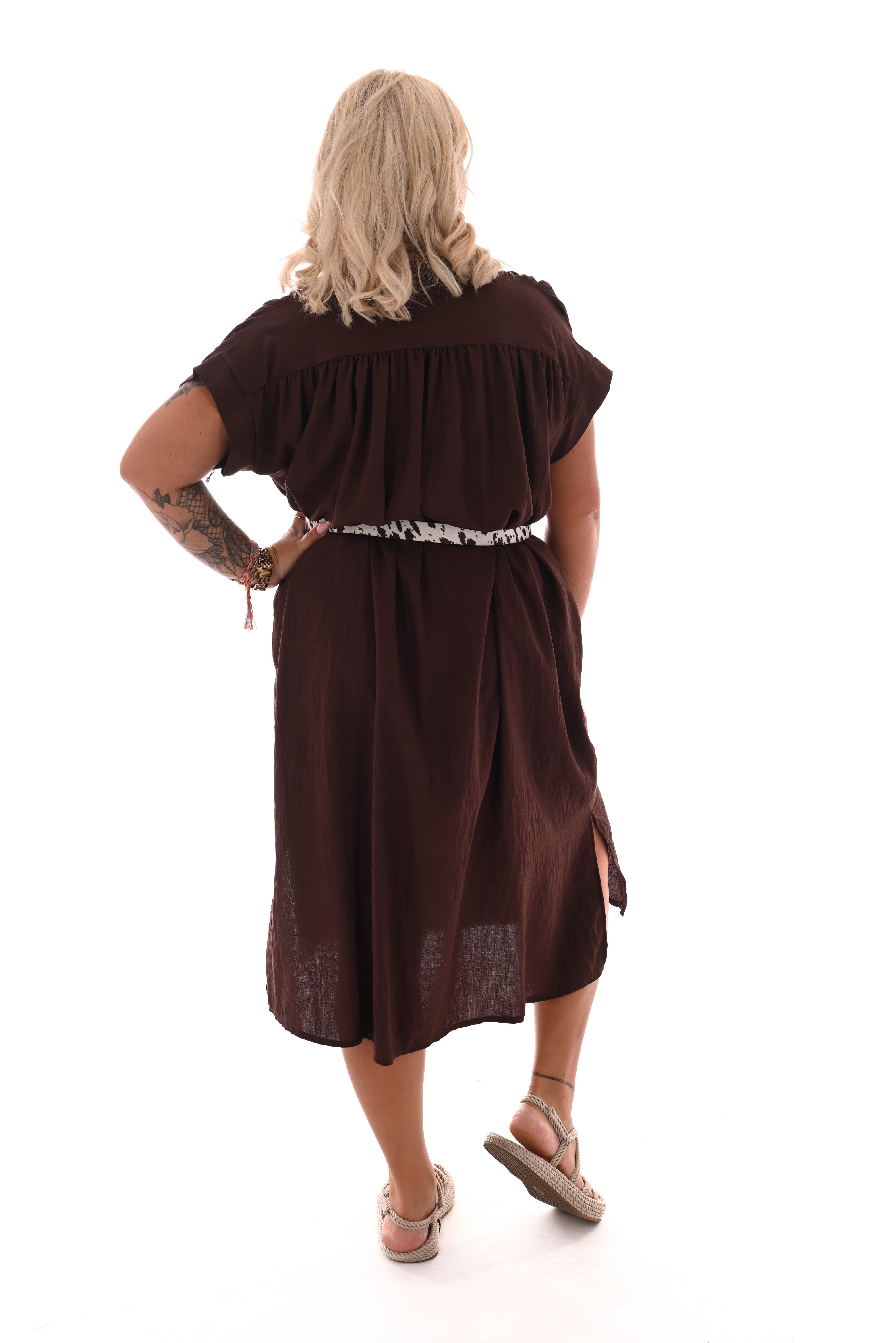 Jurk met ceintuur opstaande kraag bruin