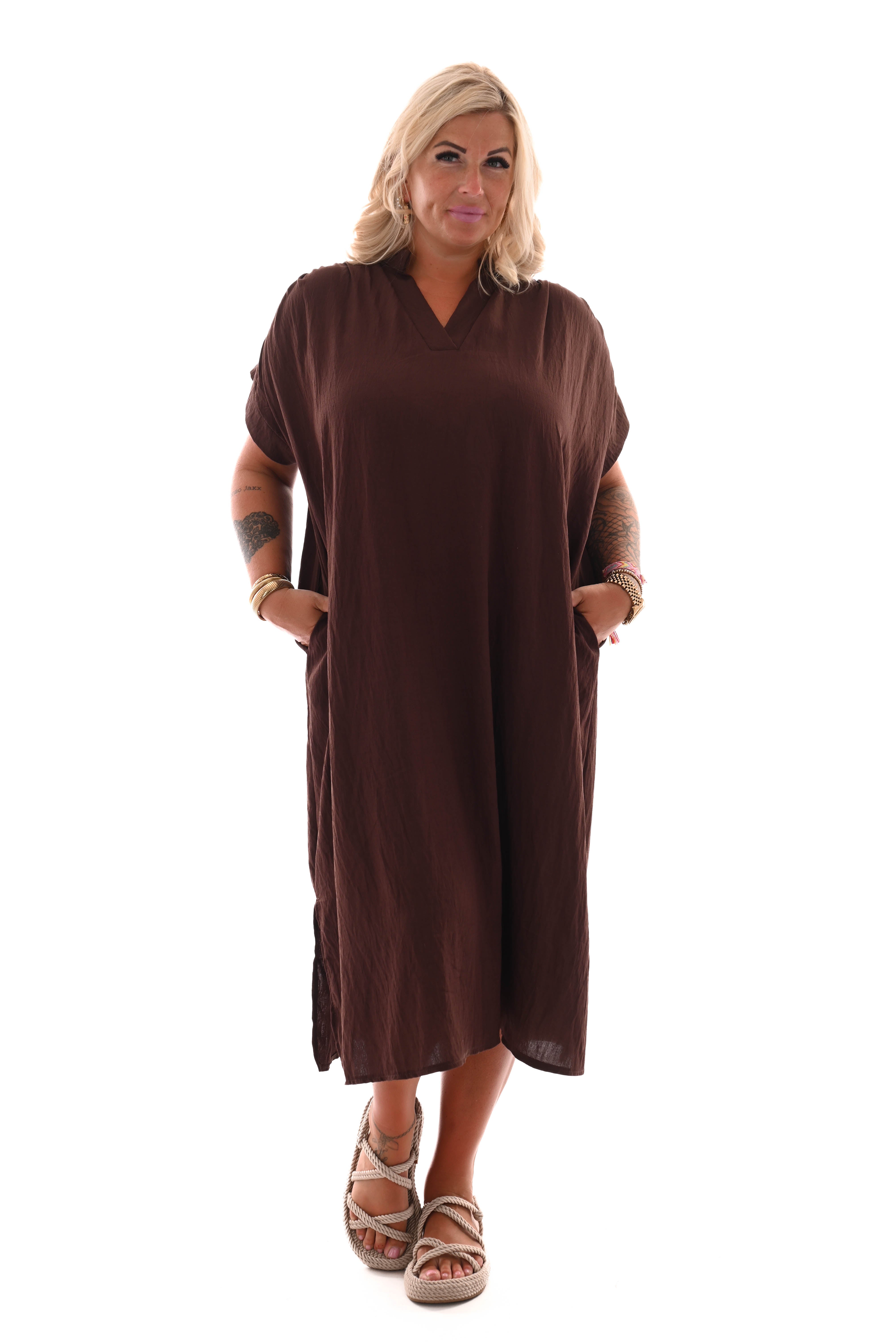 Jurk met ceintuur opstaande kraag bruin