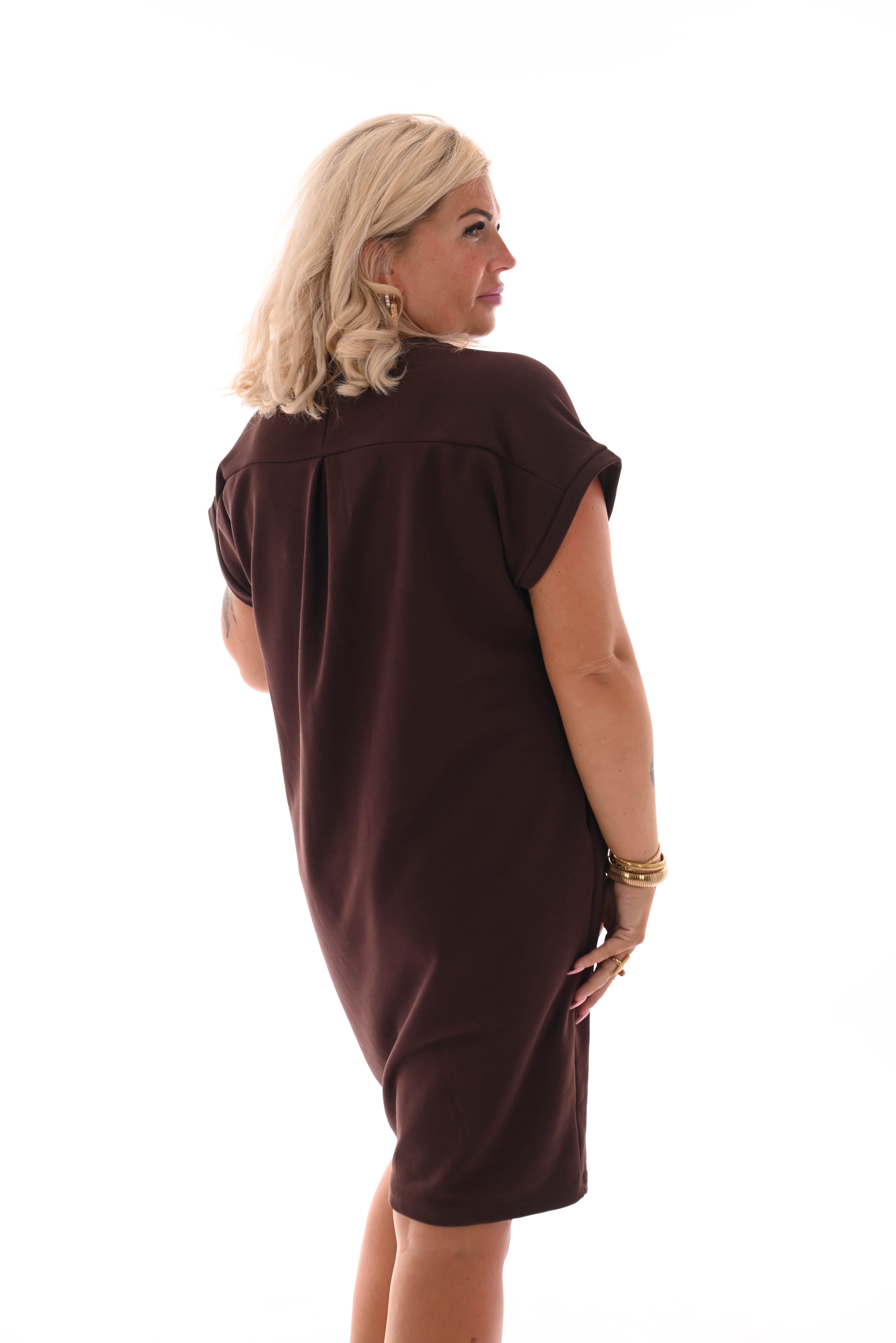Sweaterdress v-hals korte mouwen zakken donkerbruin