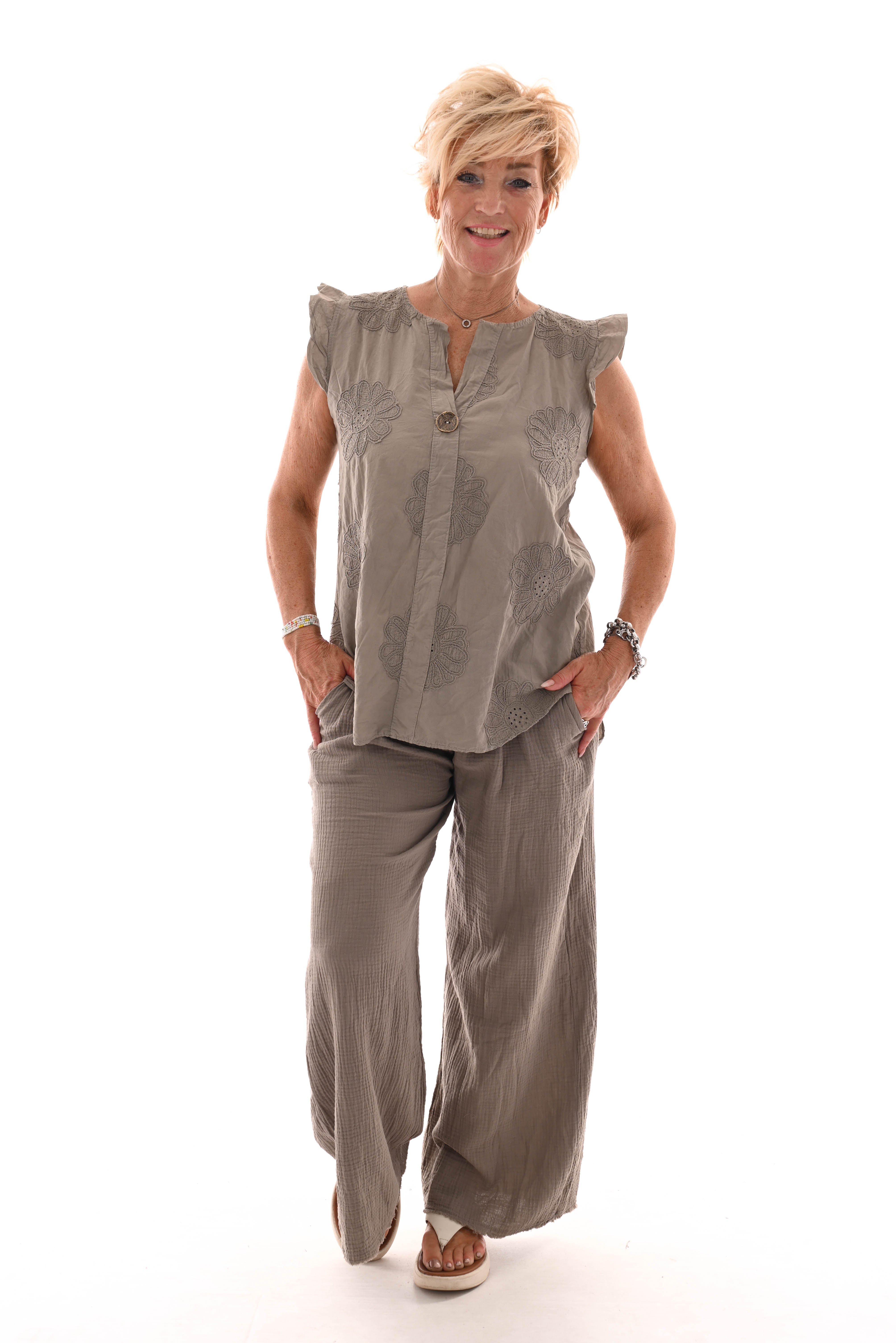 Top broderie met roezelmouwen taupe