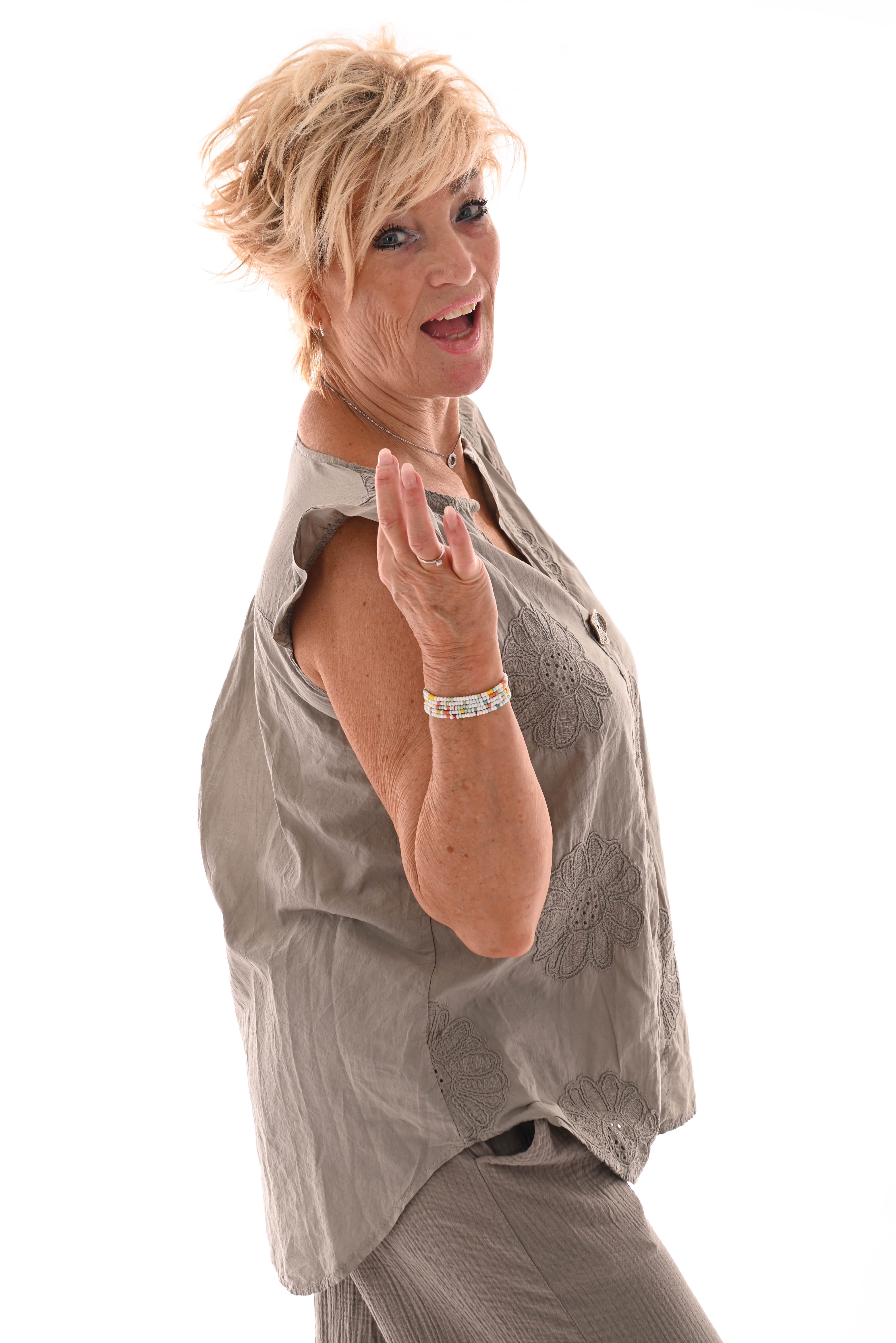 Top broderie met roezelmouwen taupe