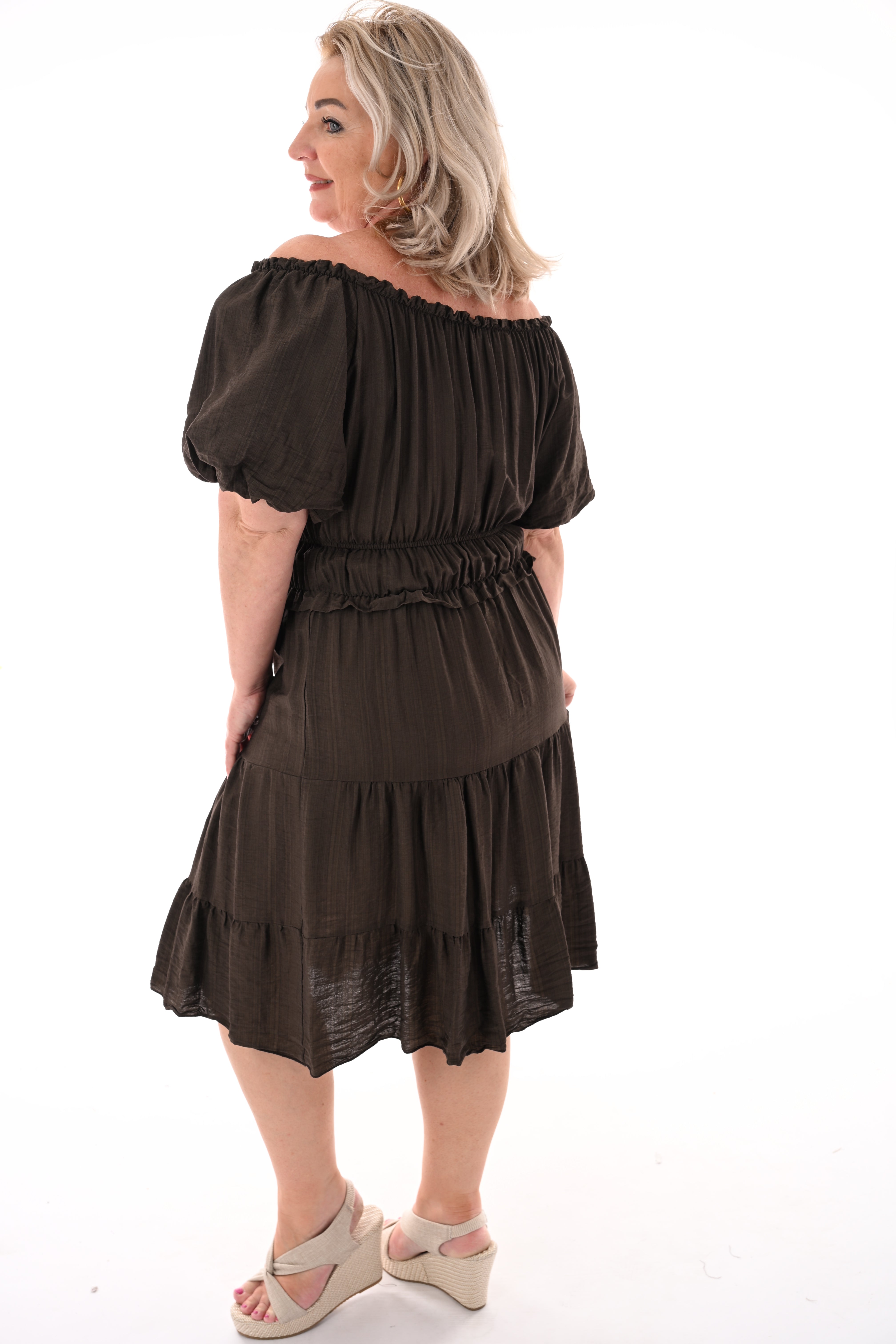 Jurk off-shoulder donkerbruin