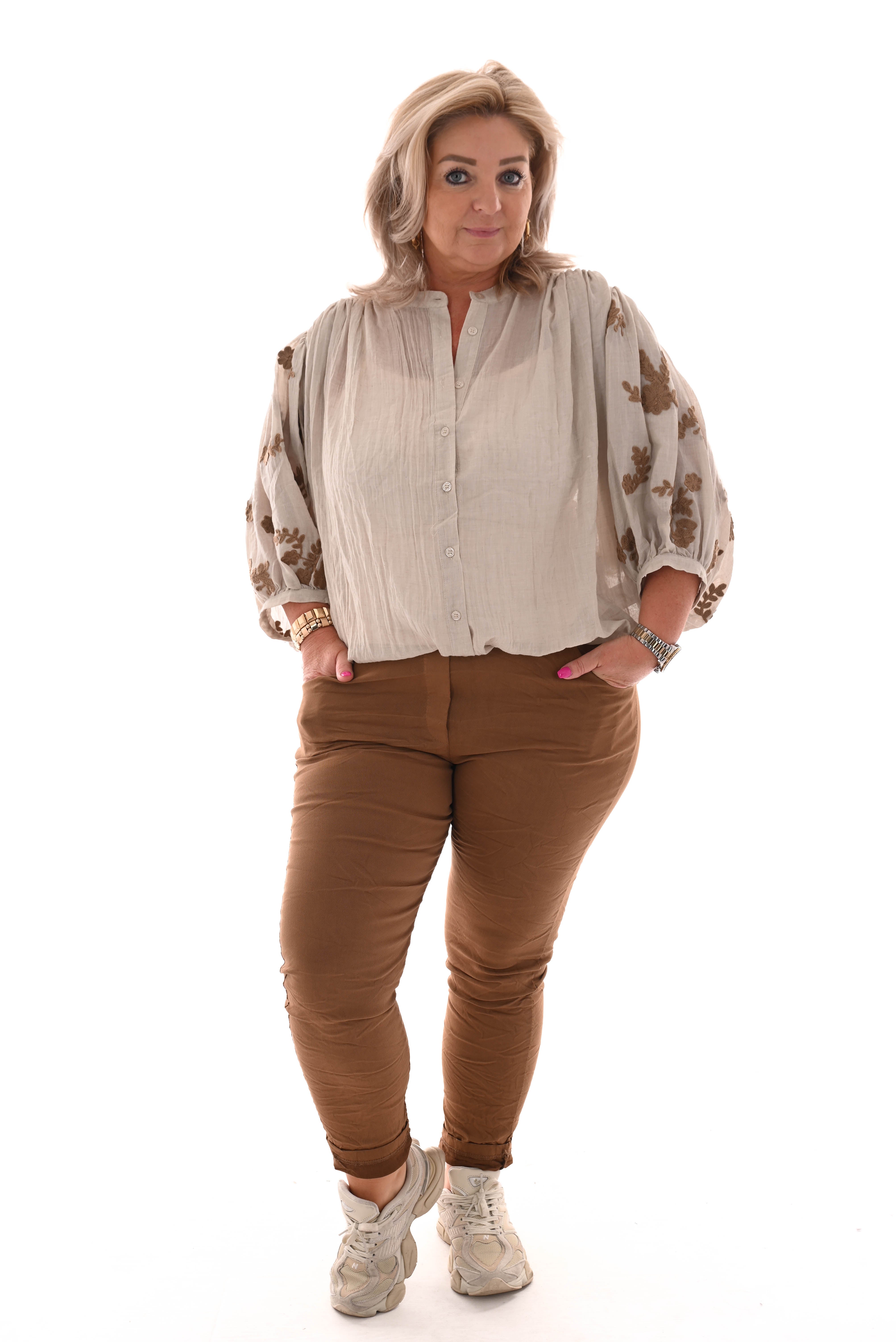 Blouse vleermuis mouwen borduursel beige