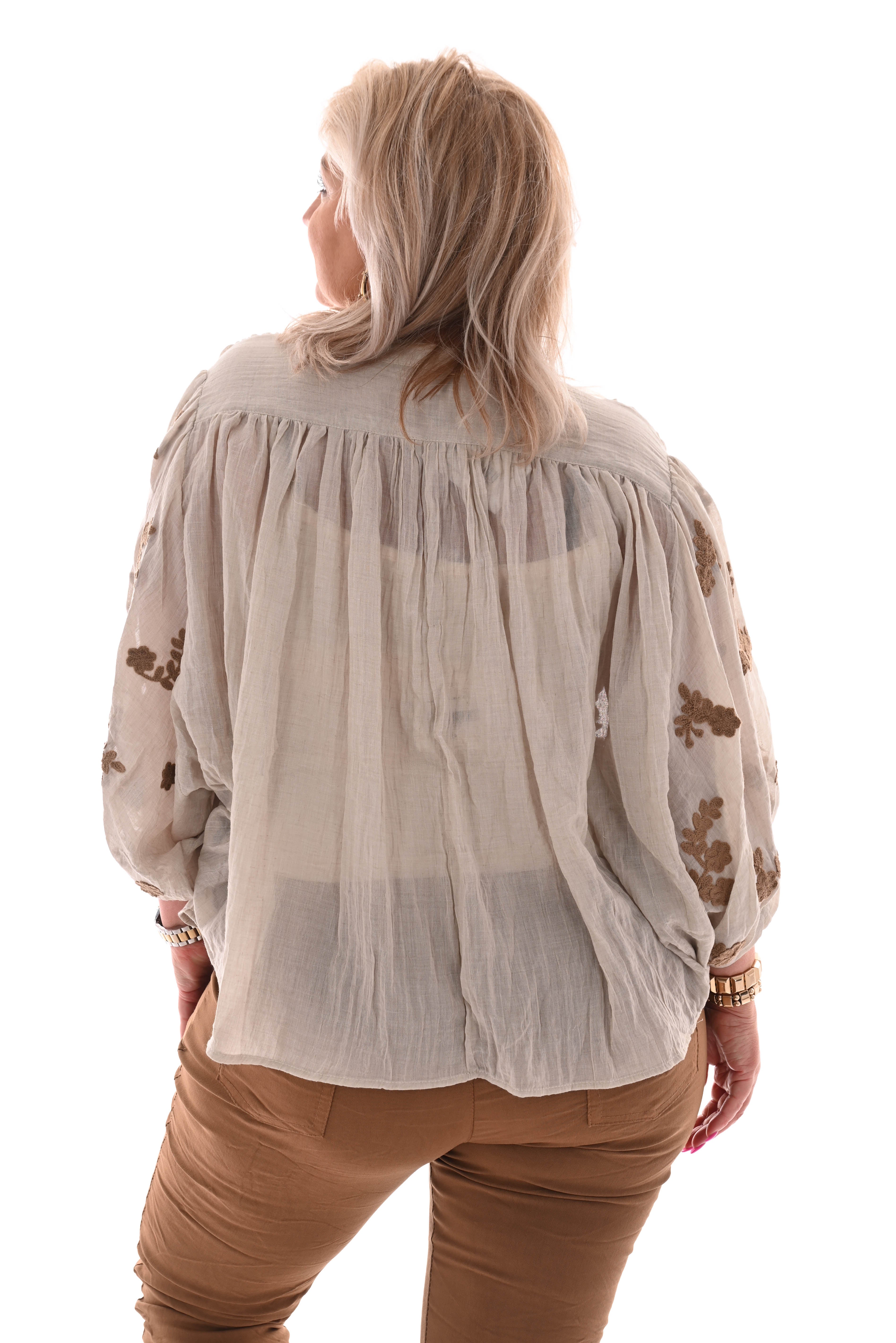 Blouse vleermuis mouwen borduursel beige