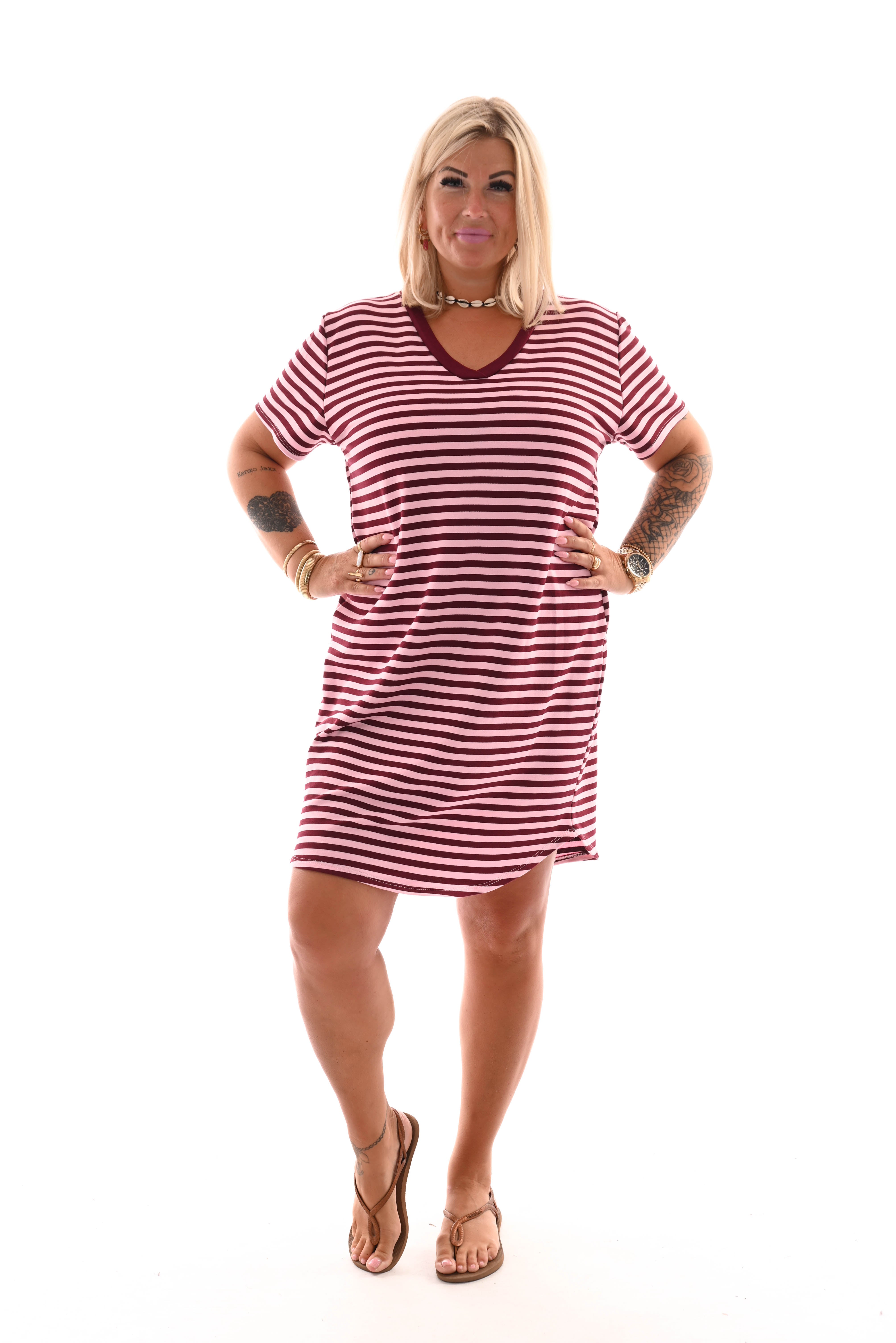 Korte sweaterdress gestreept v-hals lichtroze/bordeaux