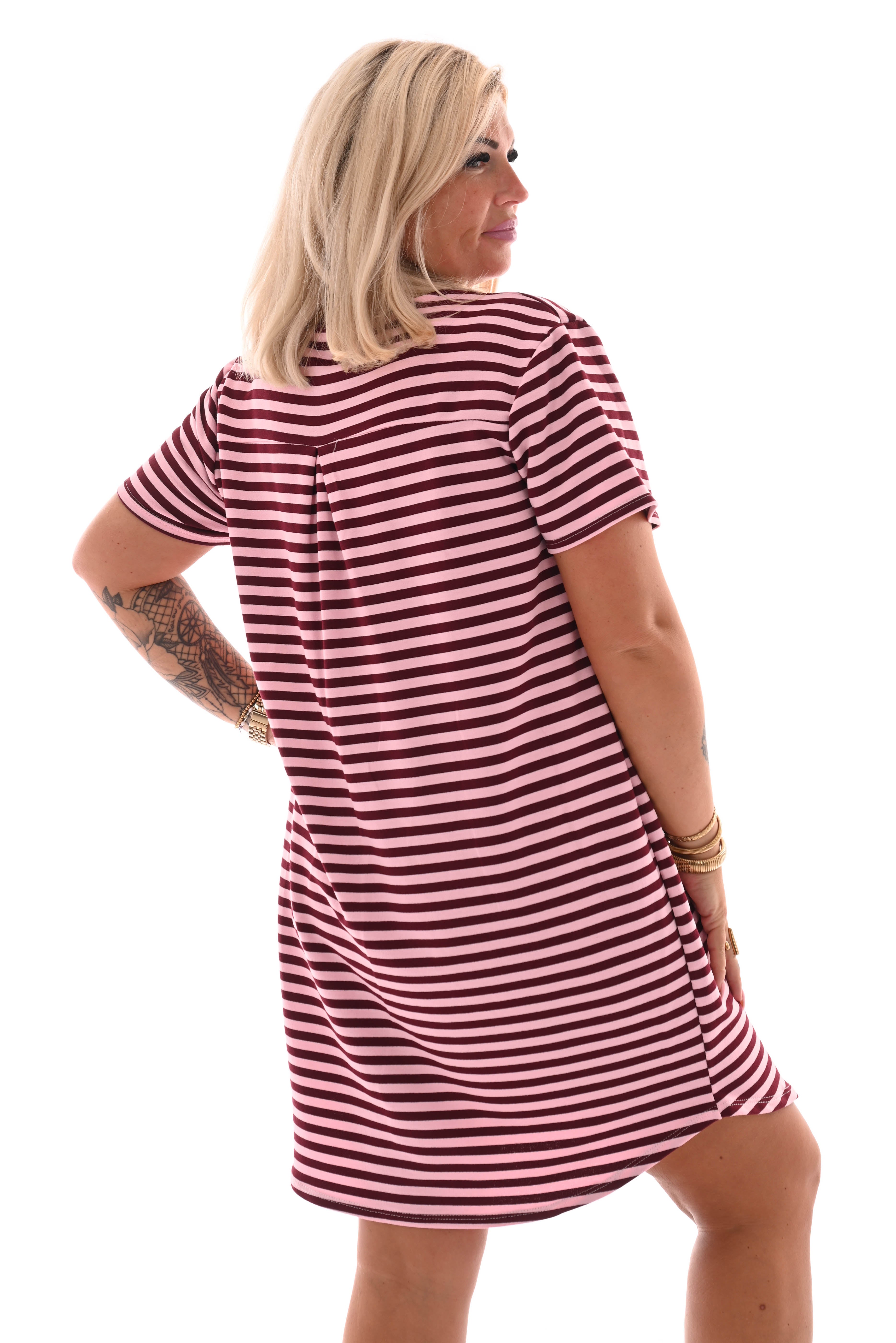 Korte sweaterdress gestreept v-hals lichtroze/bordeaux