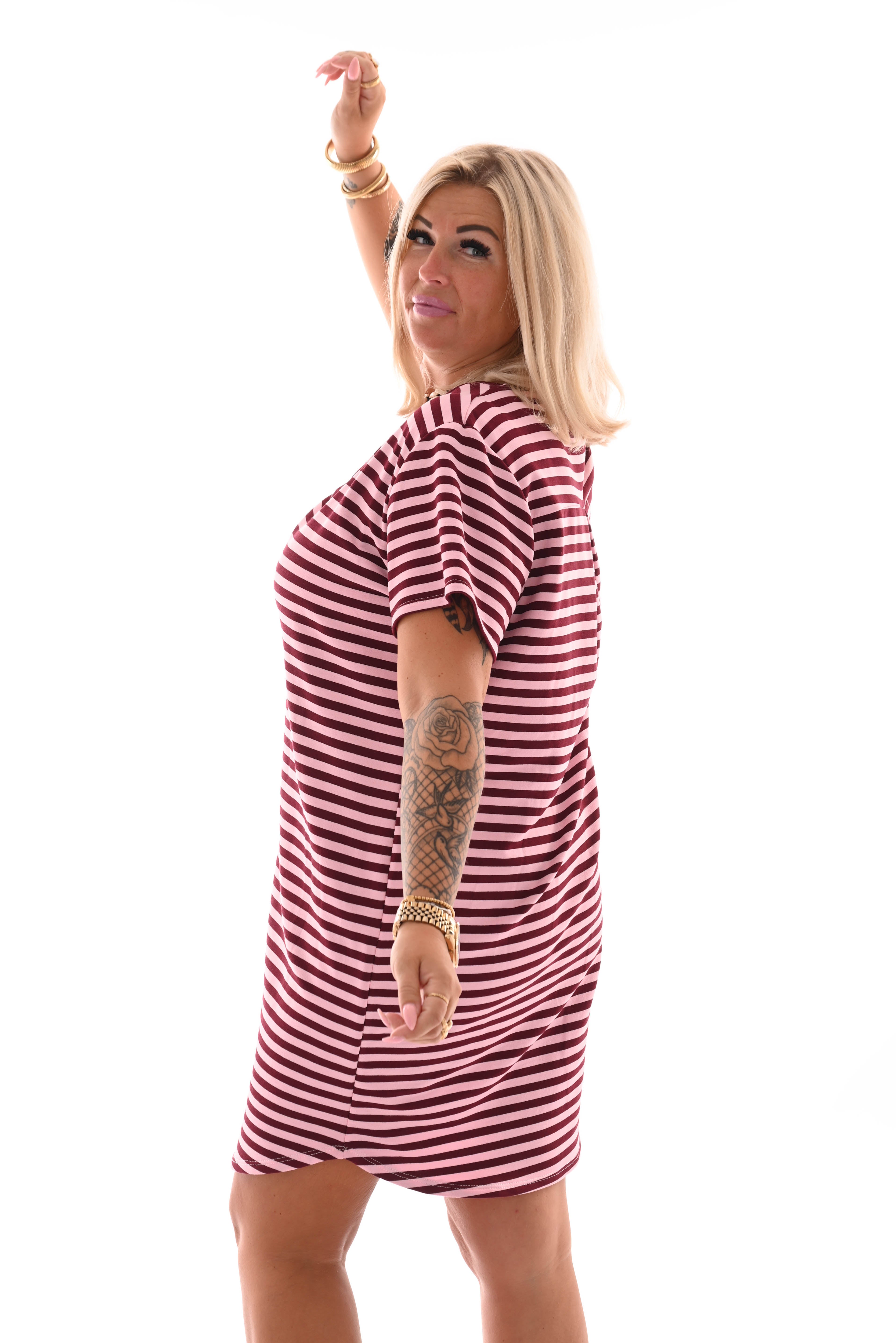 Korte sweaterdress gestreept v-hals lichtroze/bordeaux