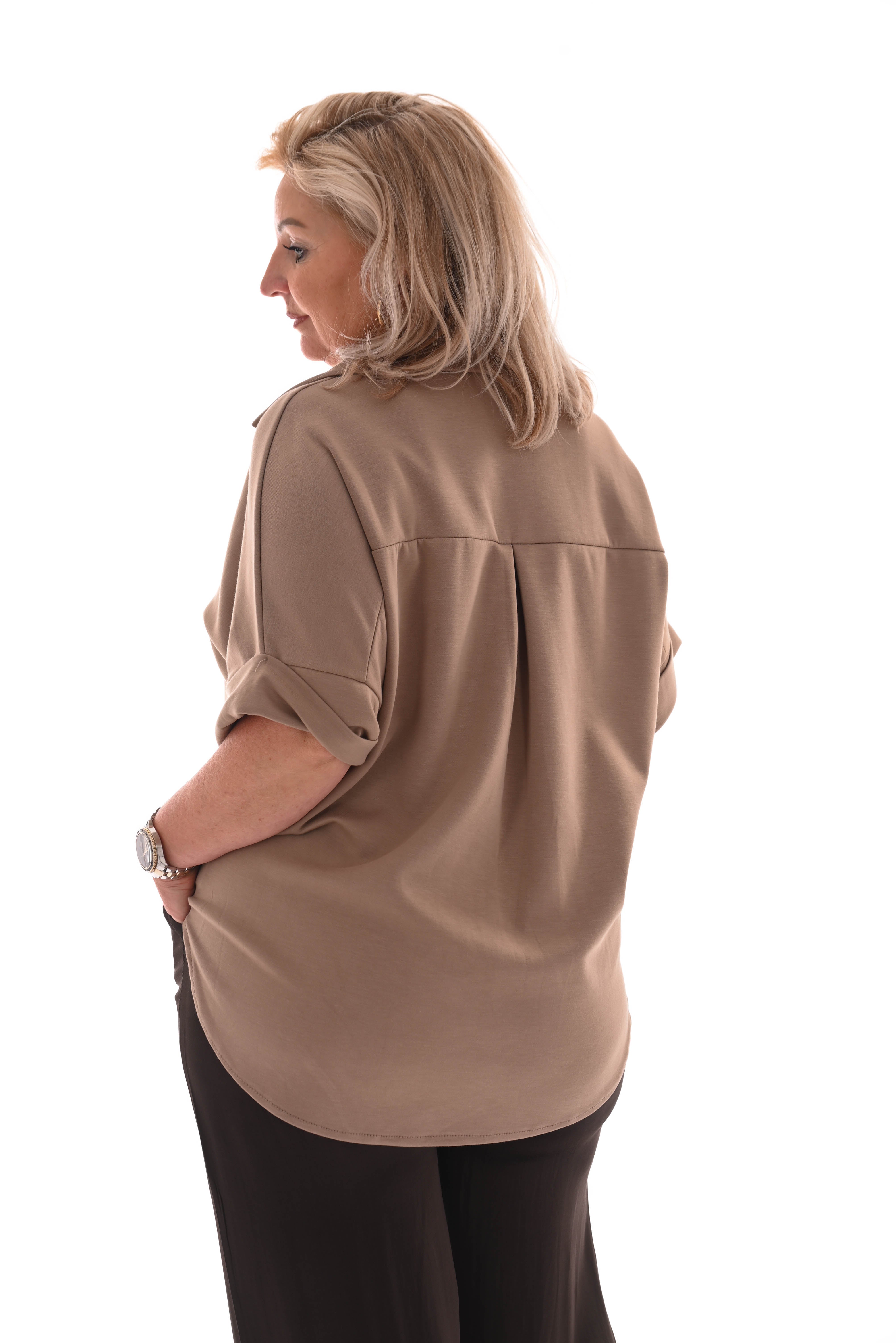 Jogging doorknoop blouse broche zon beige