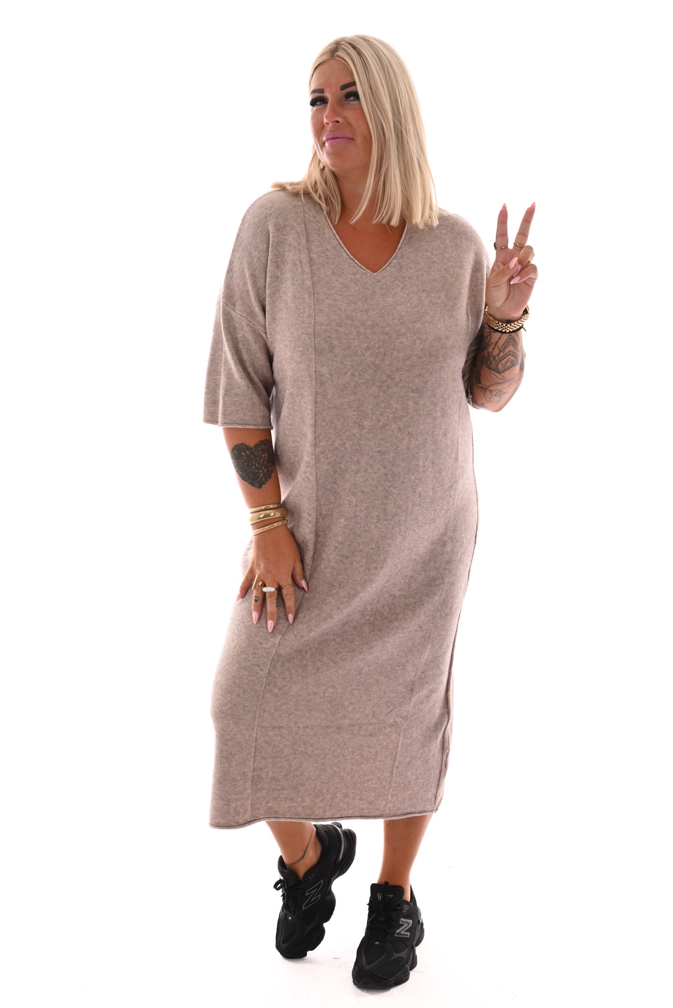 Lang gebreide jurk v-hals korte mouwen beige