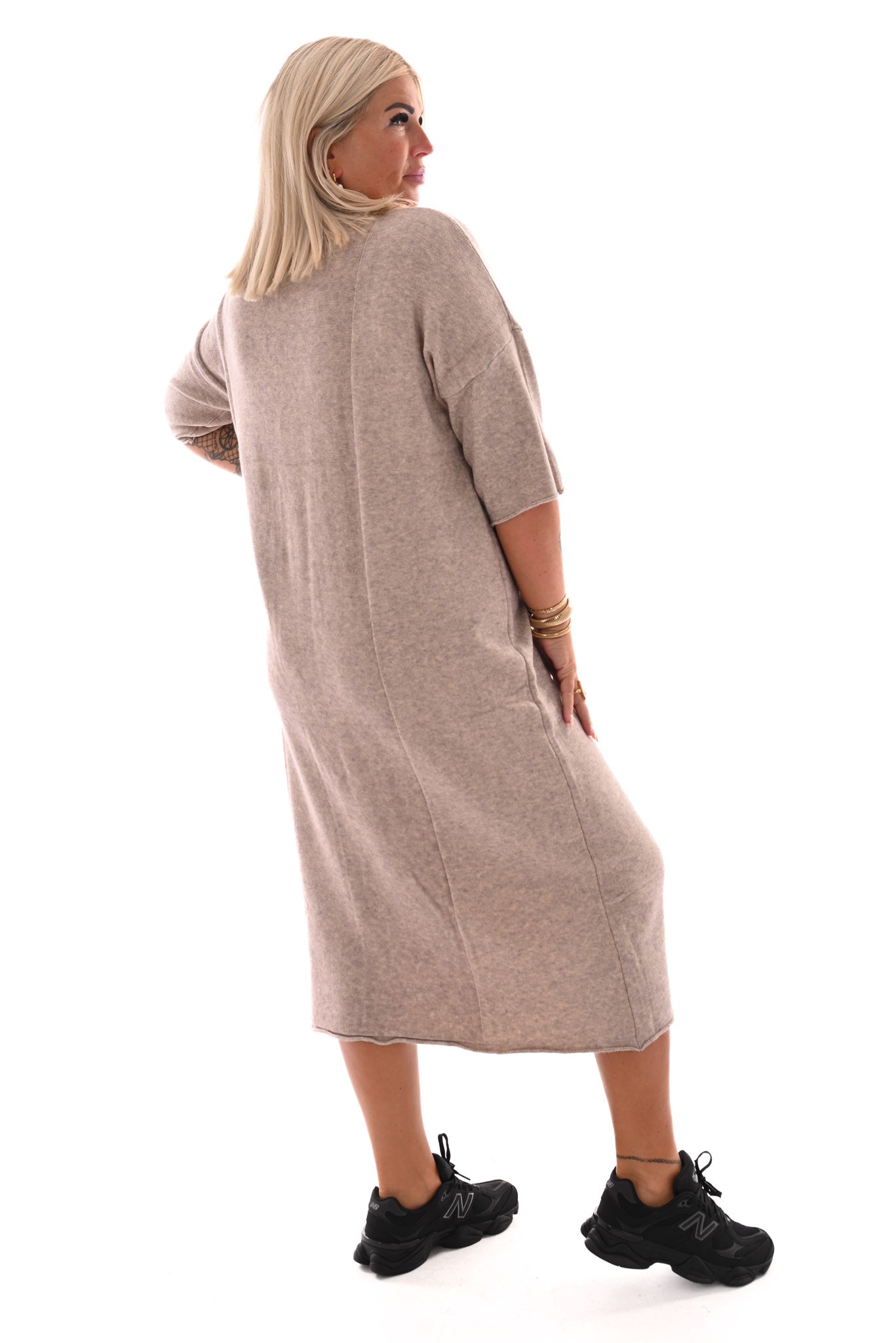 Lang gebreide jurk v-hals korte mouwen beige