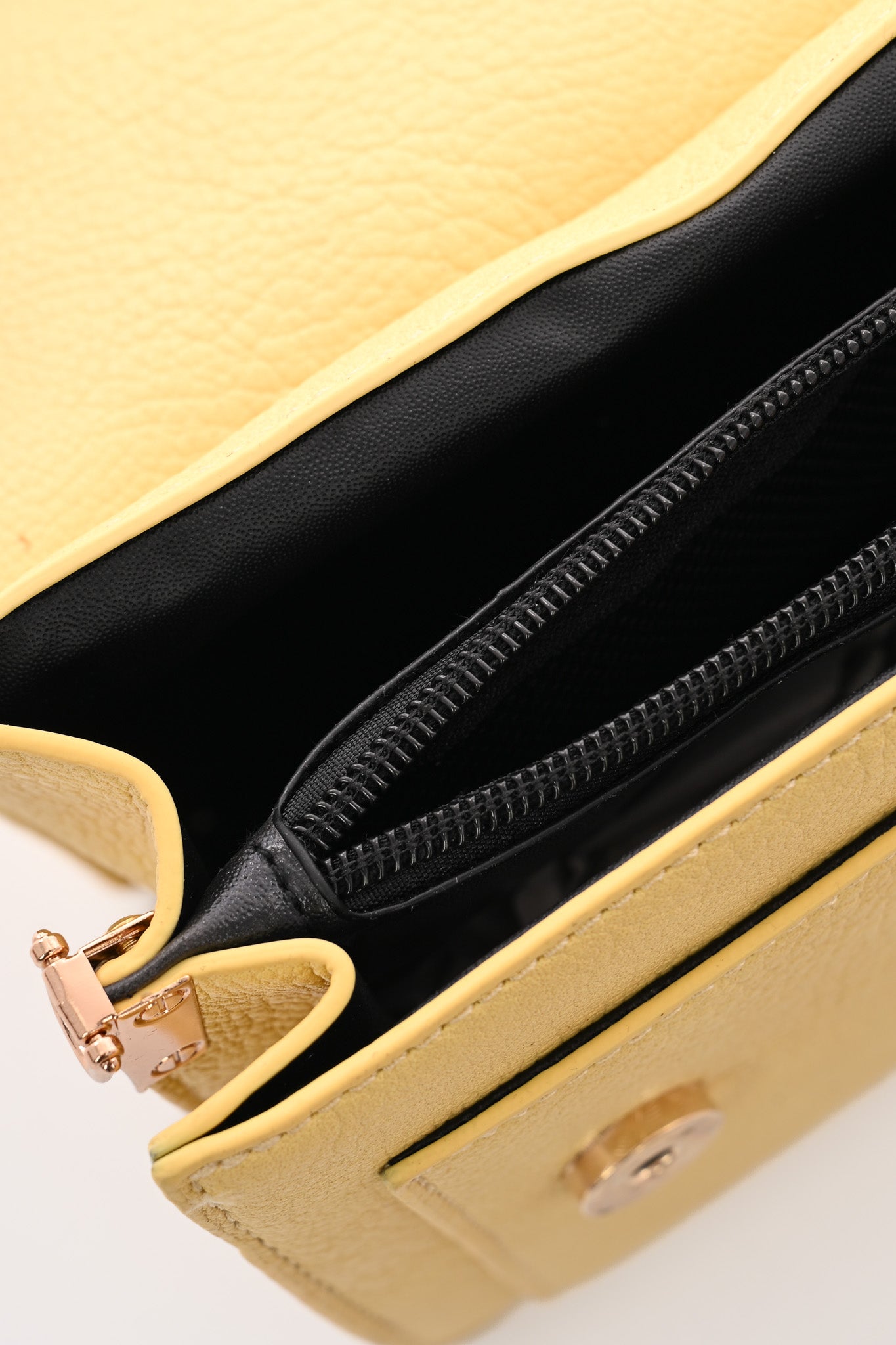 Kleine leren tas botergeel