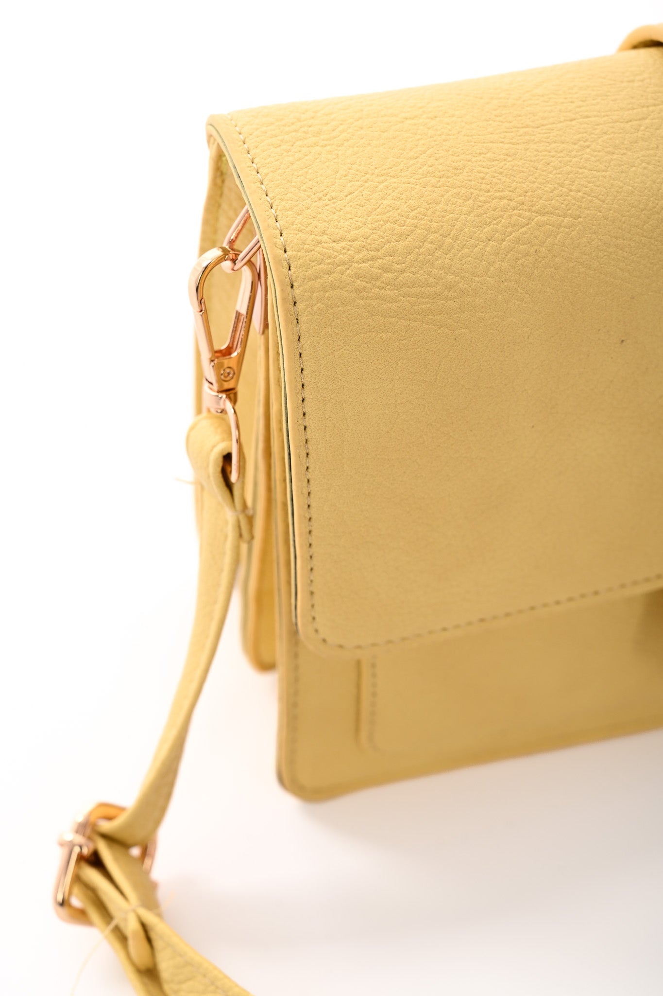 Kleine leren tas botergeel