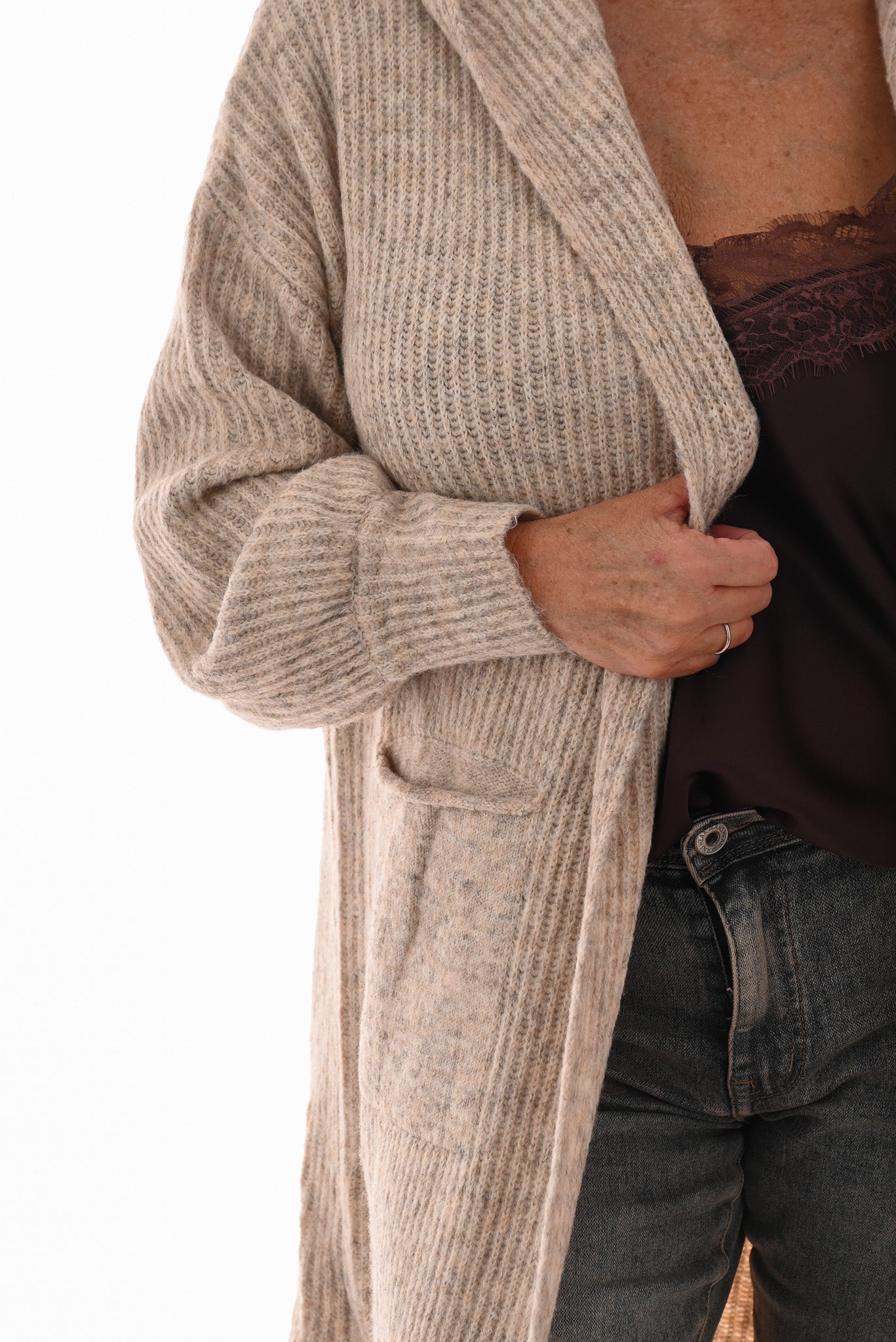 Lang gebreid vest met capuchon beige