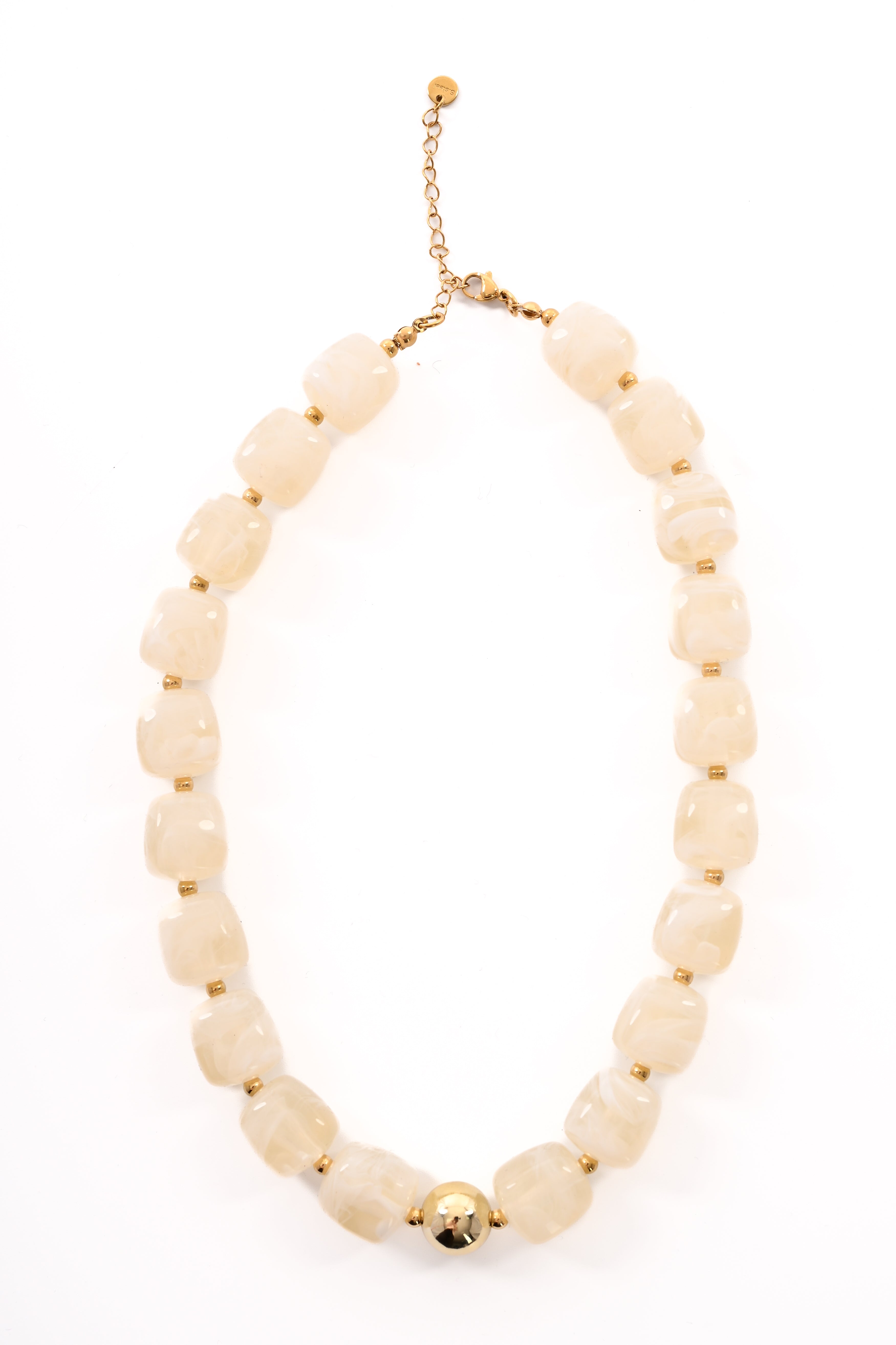 Ketting grote vierkante kralen beige