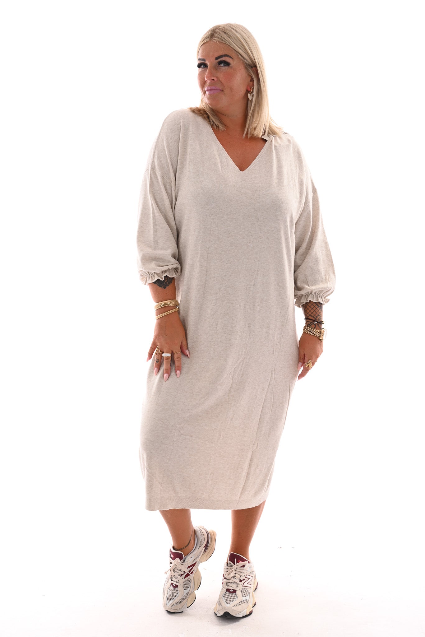 Lange jurk v-hals en elastieken mouwen beige