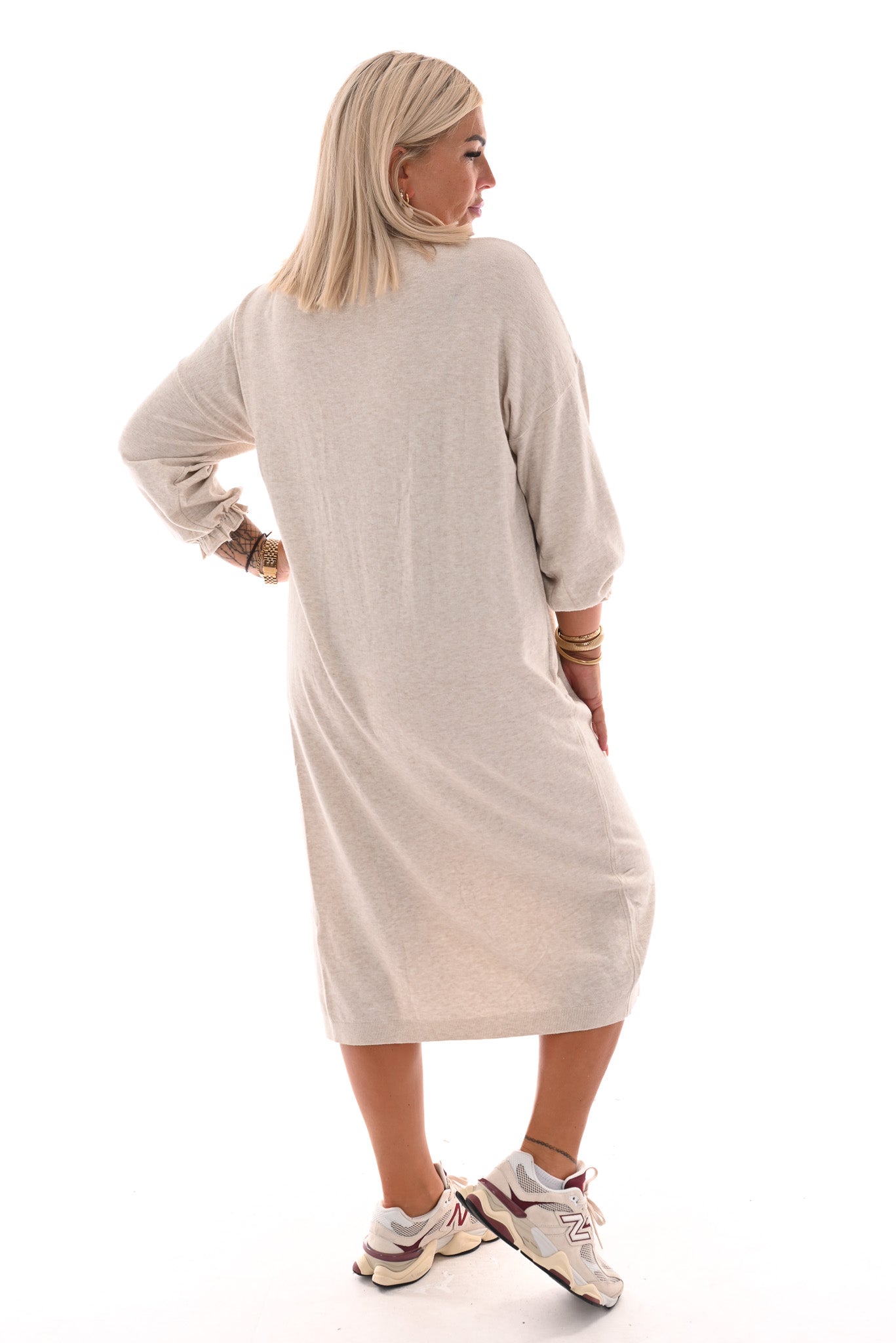 Lange jurk v-hals en elastieken mouwen beige