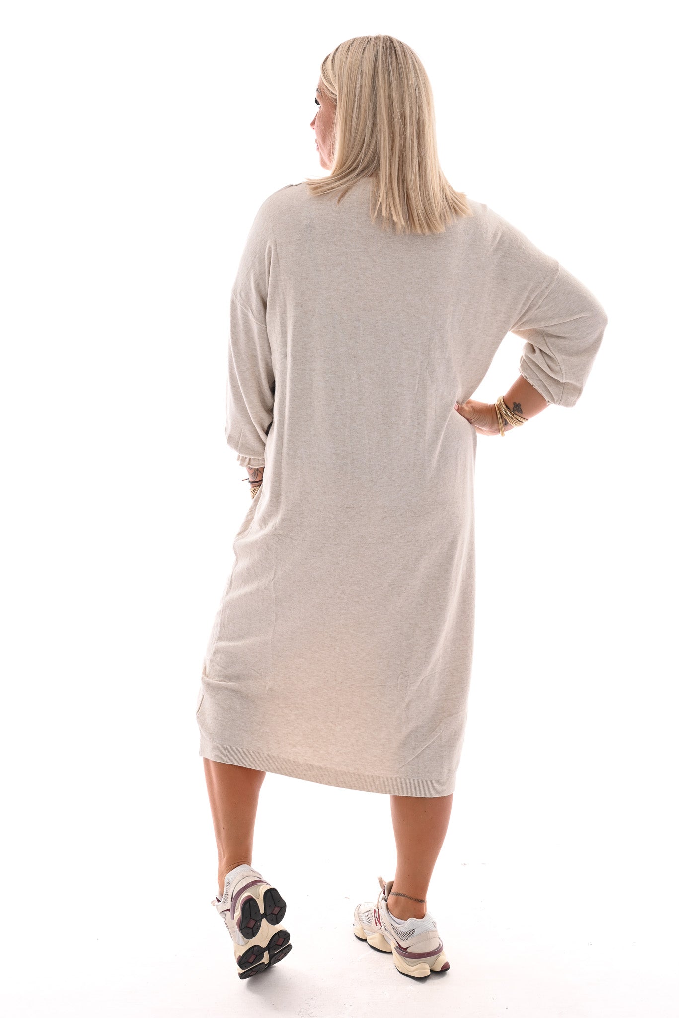 Lange jurk v-hals en elastieken mouwen beige