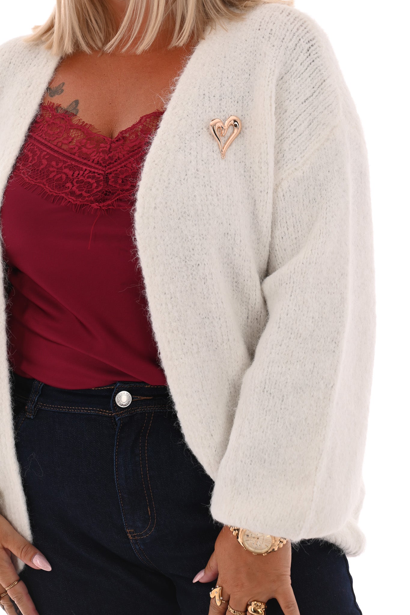 Kort fijn gebreid vest broche hartje wit