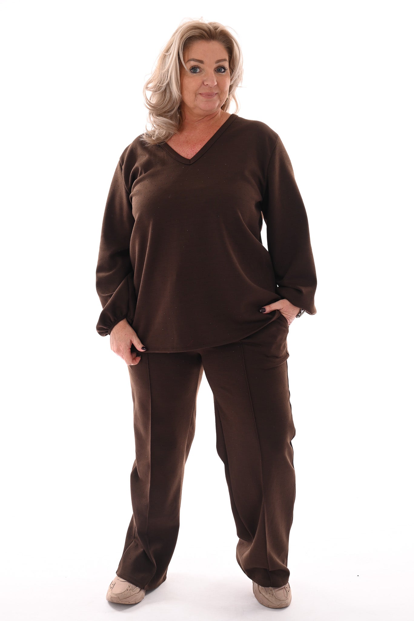 Tweedelig pak v-hals met strass donkerbruin