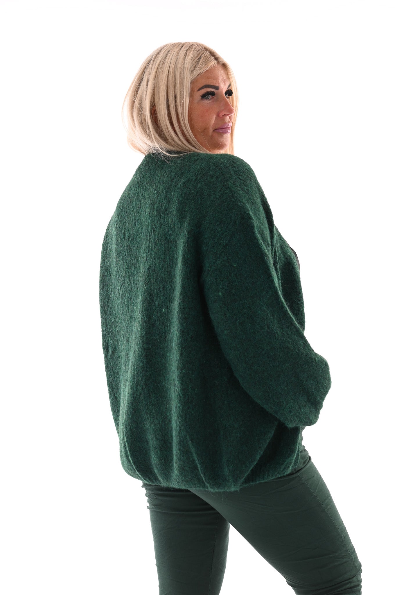 Kort fijn gebreid vest broche hartje groen