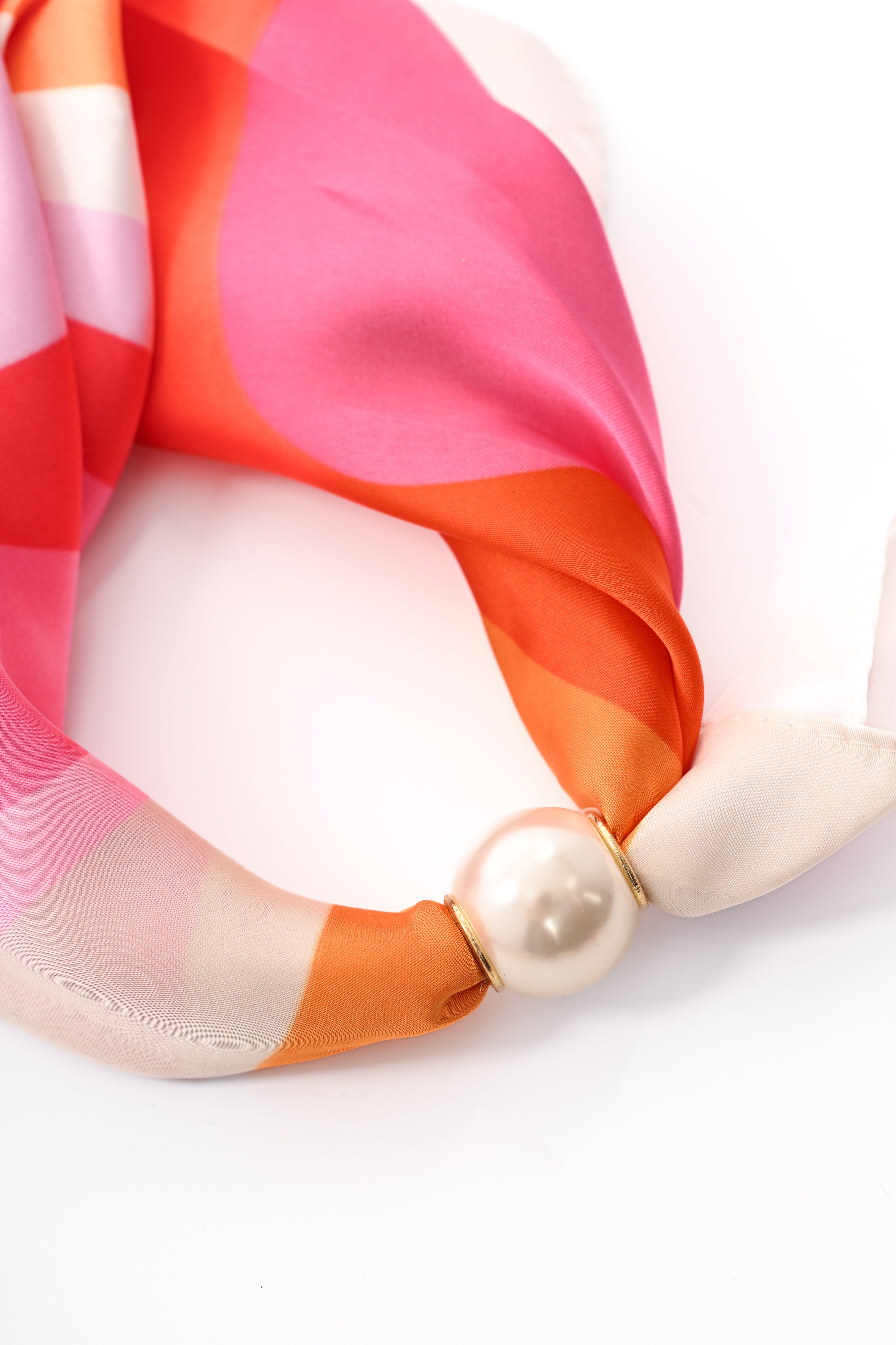 Kort sjaaltje parel met magneet kleurenmix oranje/fuchsia