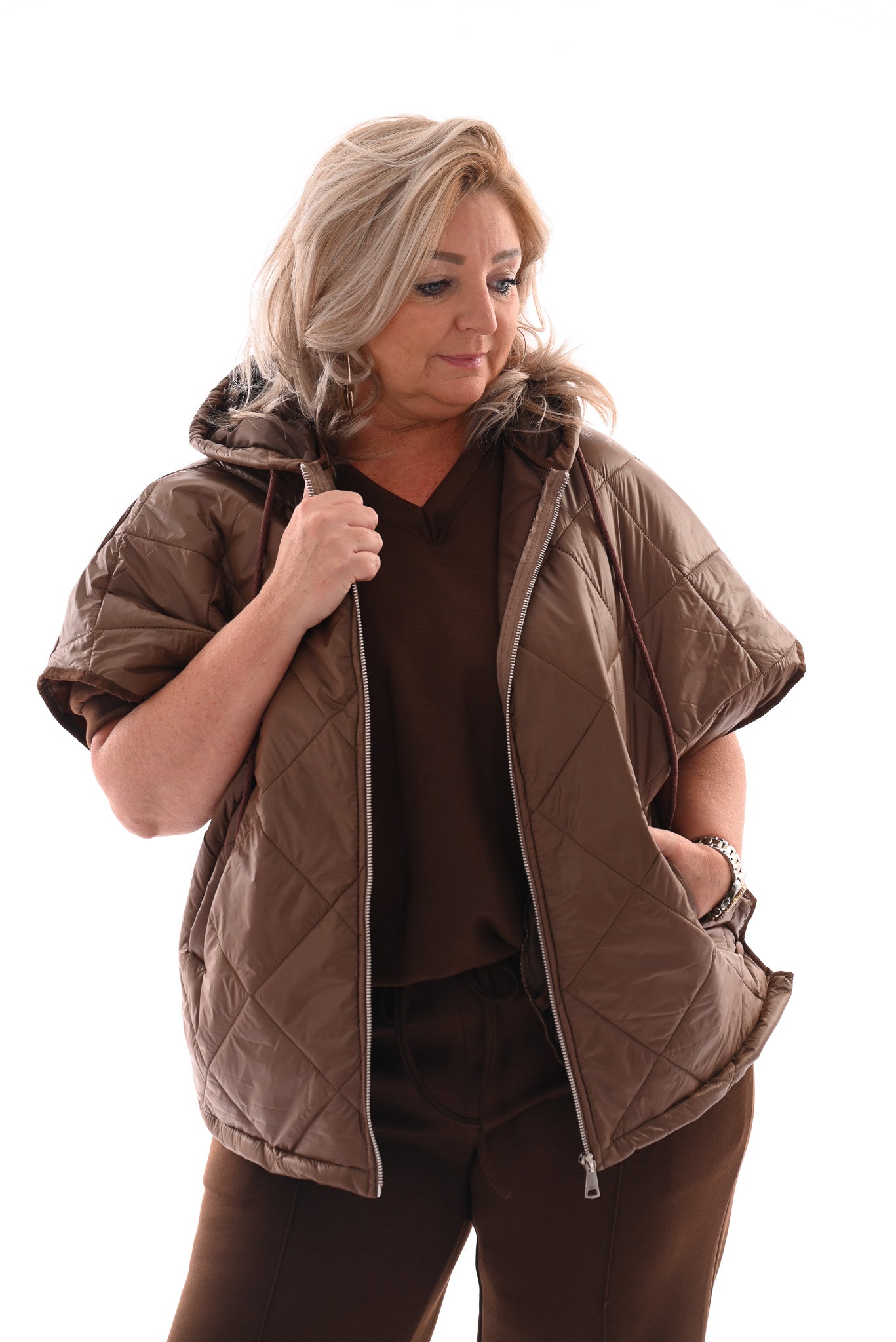 Korte bodywarmer met capuchon bruin