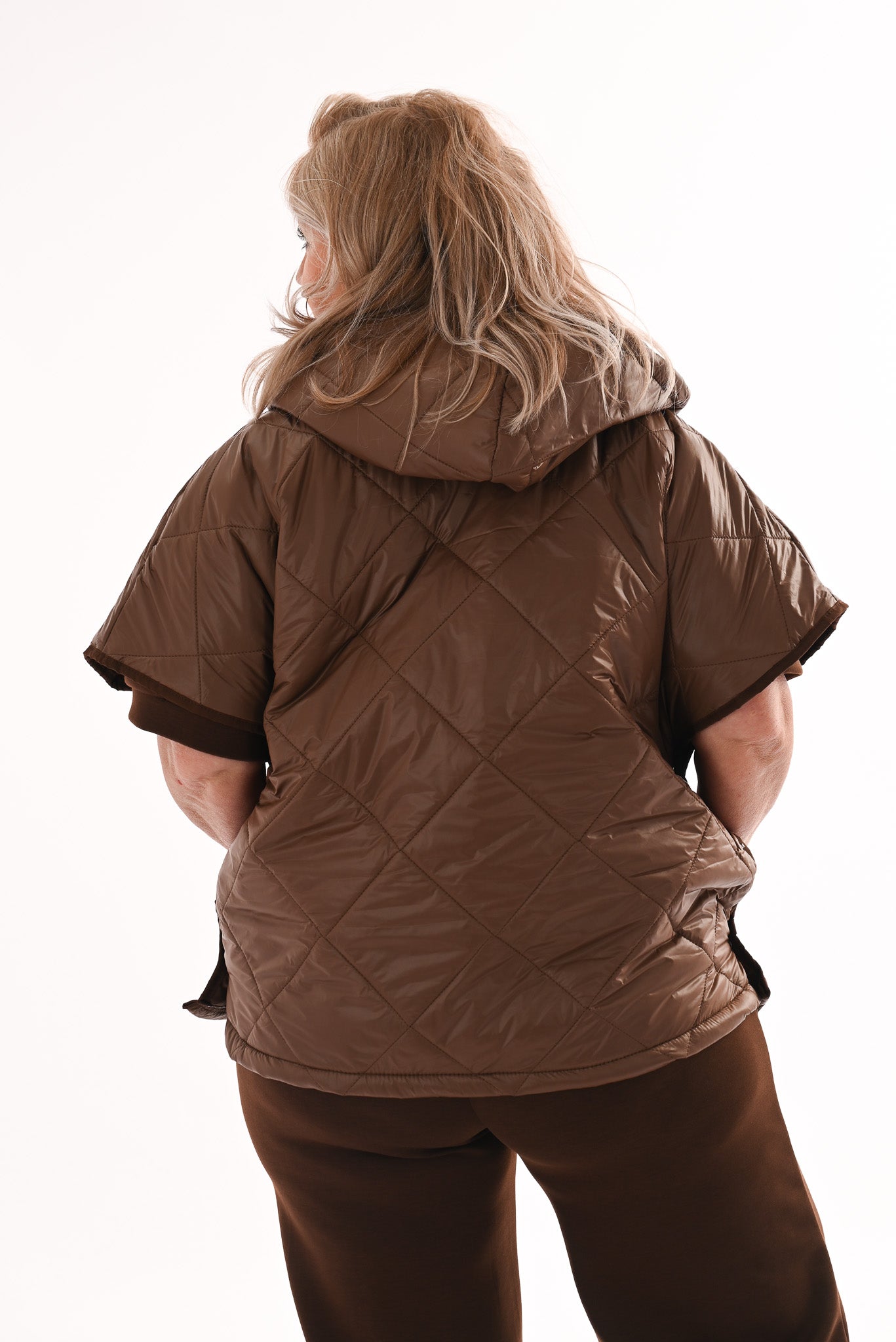 Korte bodywarmer met capuchon bruin